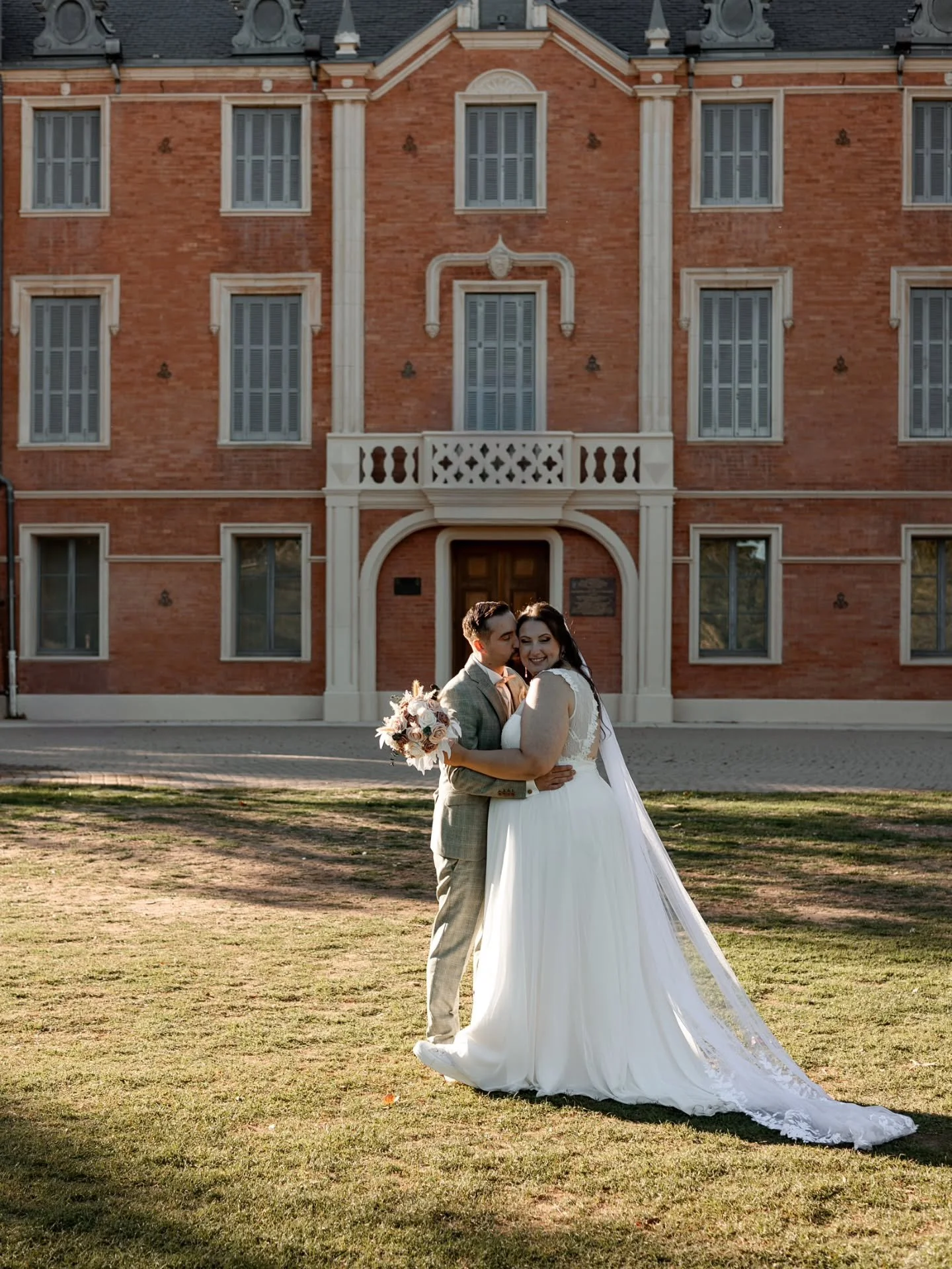 Le mariage d'automne de M&amp;C ( il y a plus d'un an ( non je suis pas en retard dans mes publications... )

Une belle histoire, beaucoup d'amour, de r&eacute;silience, des surprises, quelques citrouilles, et une lumi&egrave;re d'octobre qui sublime