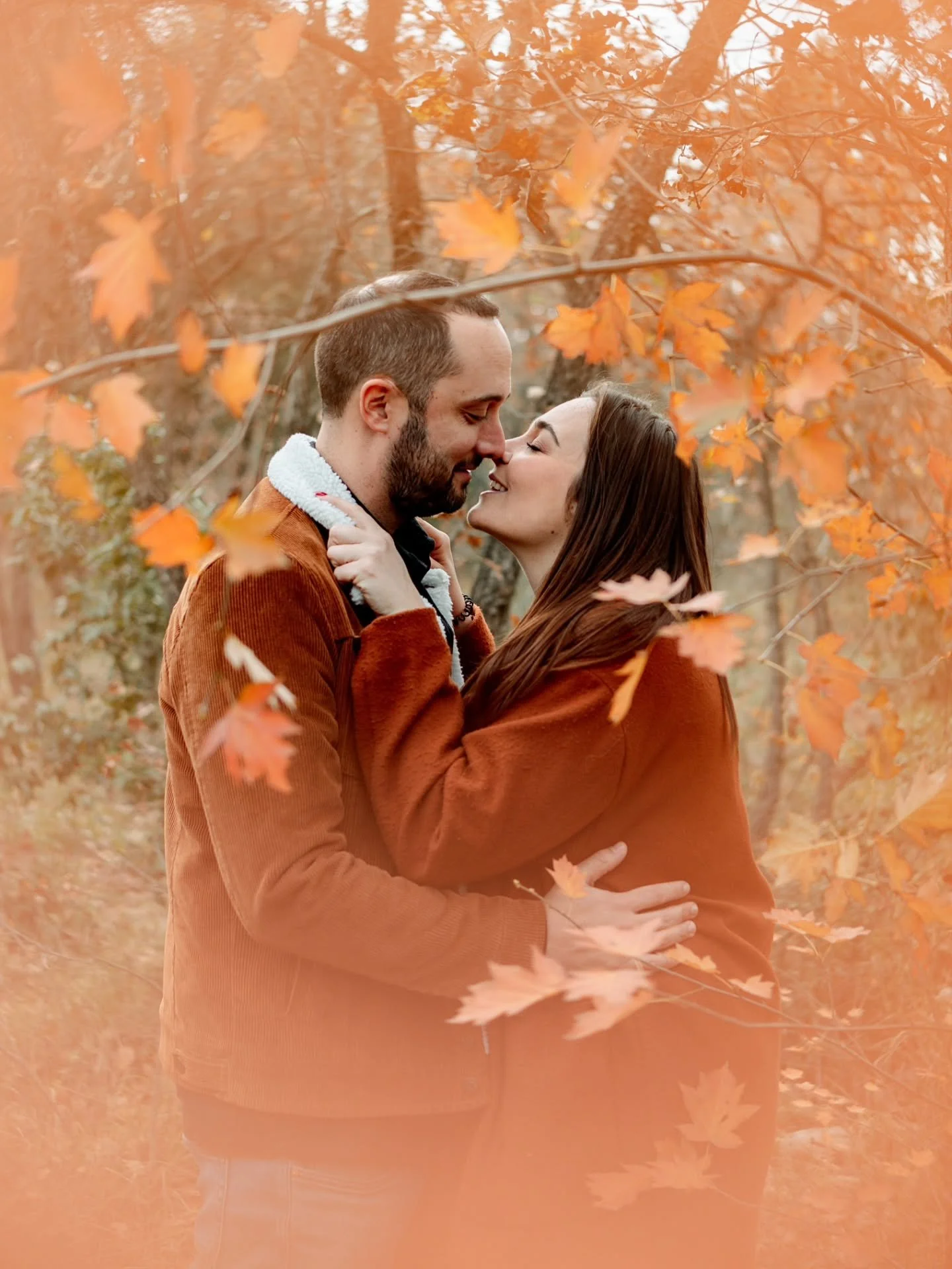 🍁La s&eacute;ance d'automne parfaite avec J&amp;R 🧡
Temps gris, chaines centenaire, couleurs chaudes dans la for&ecirc;t,  deux manteaux d'automne assortis, deux amoureux avec une &acirc;me d'enfant, quelques vaches crois&eacute;es par hasard et m&