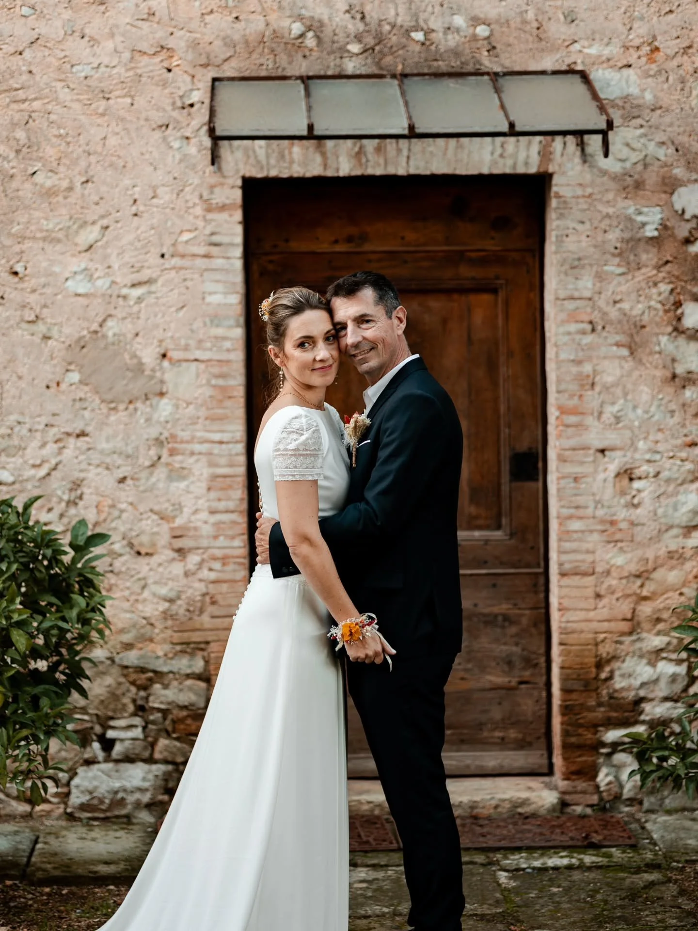 Un moment tellement doux pour le beau mariage de C&amp;A.

Une apr&egrave;s-midi d'automne dans une ambiance intimiste et &eacute;l&eacute;gante, &agrave; l'abri de la @maisonmastrorelli.

Mise en beaut&eacute; @agnes_doussot_wedding

🍁Je suis Camil