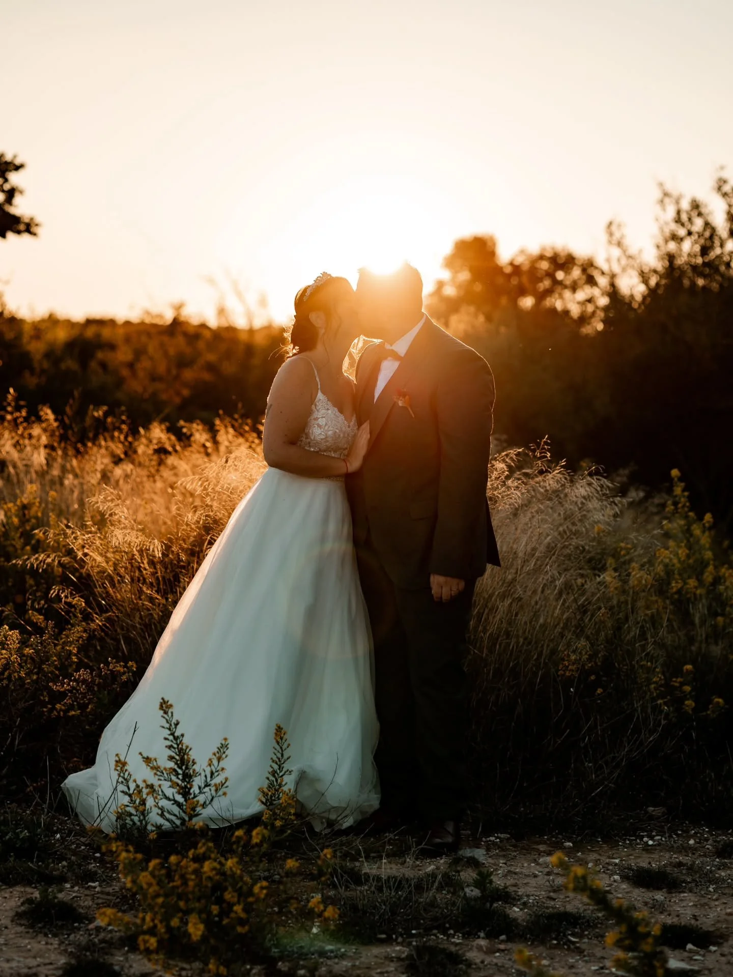 🧡Une journ&eacute;e nimb&eacute;e d&rsquo;or et de lumi&egrave;re pour le mariage de D&amp;B.
Merci d'avoir choisi de me faire confiance m&ecirc;me quand je vous ai dit : &quot;On va dans le terrain vague avec les fleurs jaunes.&quot;

 C'&eacute;ta