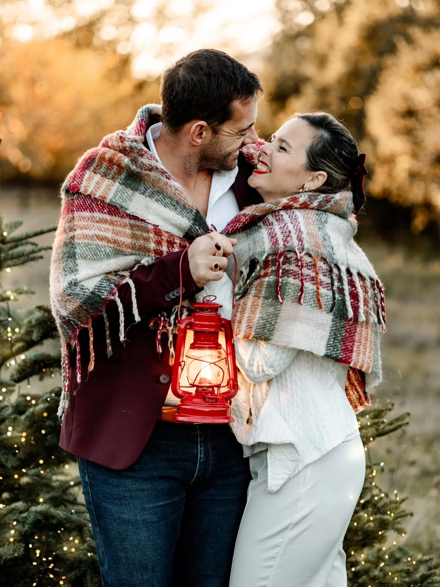 🎄No&euml;l en amoureux ! 
Merci &agrave; @lolo_klv_dlsch et son ch&eacute;ri pour la confiance renouvel&eacute;e 🧡

🎄Je suis Camille photographe professionnelle dans les Alpes maritimes et le Var, je photographie vos familles, vos mariages, vos hi