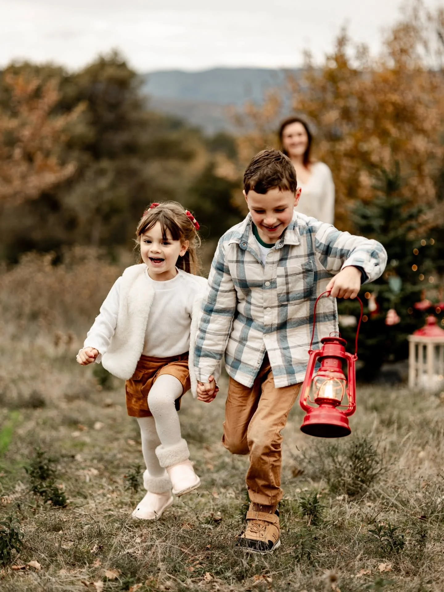 🎄 Quel plaisir de voir vos enfants enthousiastes sur les shooting ! Pour les mettre &agrave; l'aise on fait des blagues, on joue on court, on fait semblant d'&ecirc;tre sur une luge &agrave; pleine vitesse et on d&eacute;core le sapin pour de faux ?