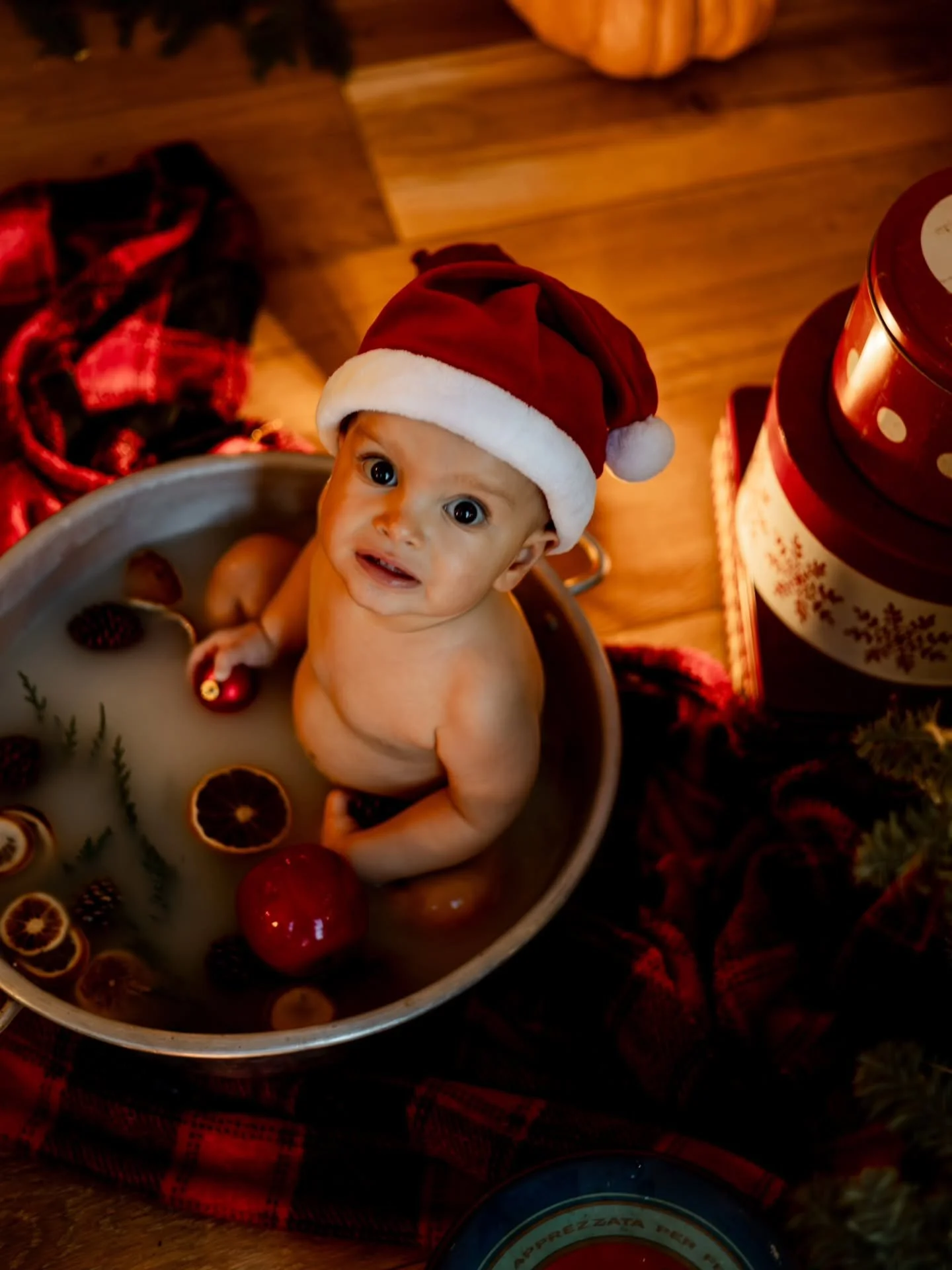 🎄Le 1er No&euml;l de b&eacute;b&eacute; Charlie ! 
Mon petit mod&egrave;le pr&eacute;f&eacute;r&eacute; va f&ecirc;ter ses 1 an pendant cette p&eacute;riode magique, alors quoi de mieux qu'une s&eacute;ance photo sous le sapin de No&euml;l pour immo