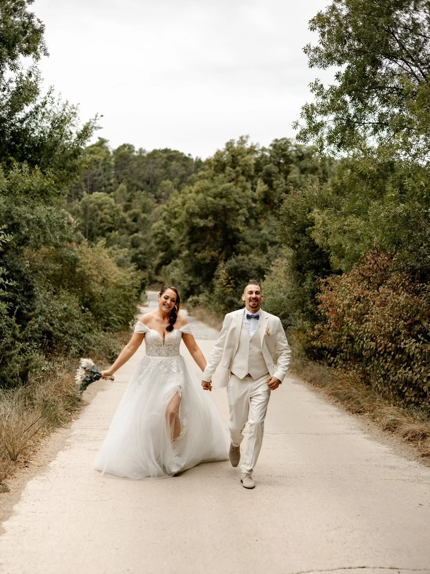 En route vers le bonheur !
J'aime trop vous faire courir quand vos chaussures et votre robe le permettent, &ccedil;a fait virevolter le tissu et je trouve &ccedil;a super joyeux 😊

📷 Je suis Camille photographe professionnelle dans les Alpes mariti