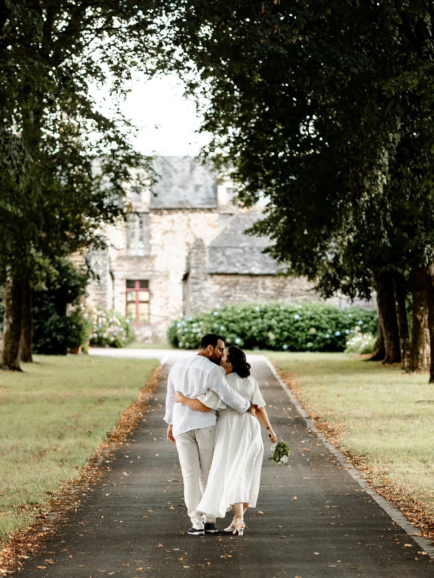 Qui dit mariage en Bretagne dit hortensia ! 
Tellement heureuse d'avoir pu faire les photos de ce couple si cher &agrave; mon c&oelig;ur ! 

H&acirc;te de vous revoir 🧡🧡
👰🏻@wildwild_cam
🤵🏻@ga.rgam.el 

Je suis Camille photographe professionnell