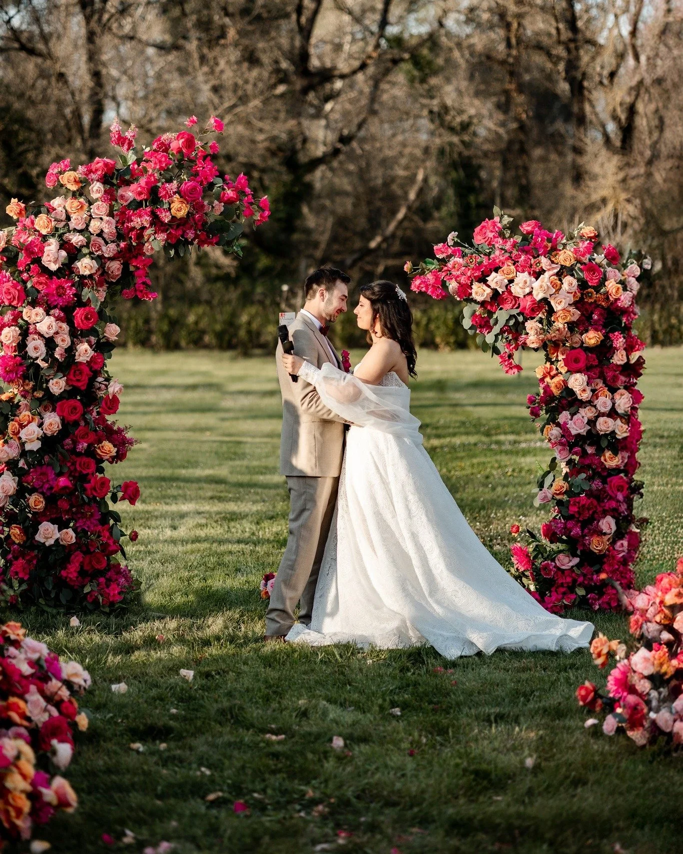 Des pr&eacute;paratifs... au bout de la nuit ! ✨ La journ&eacute;e de S&amp;W fut riche en &eacute;motions 🌸

Photographie, Mariage, D&eacute;coration florale, Provence, C&ocirc;te d'Azur
