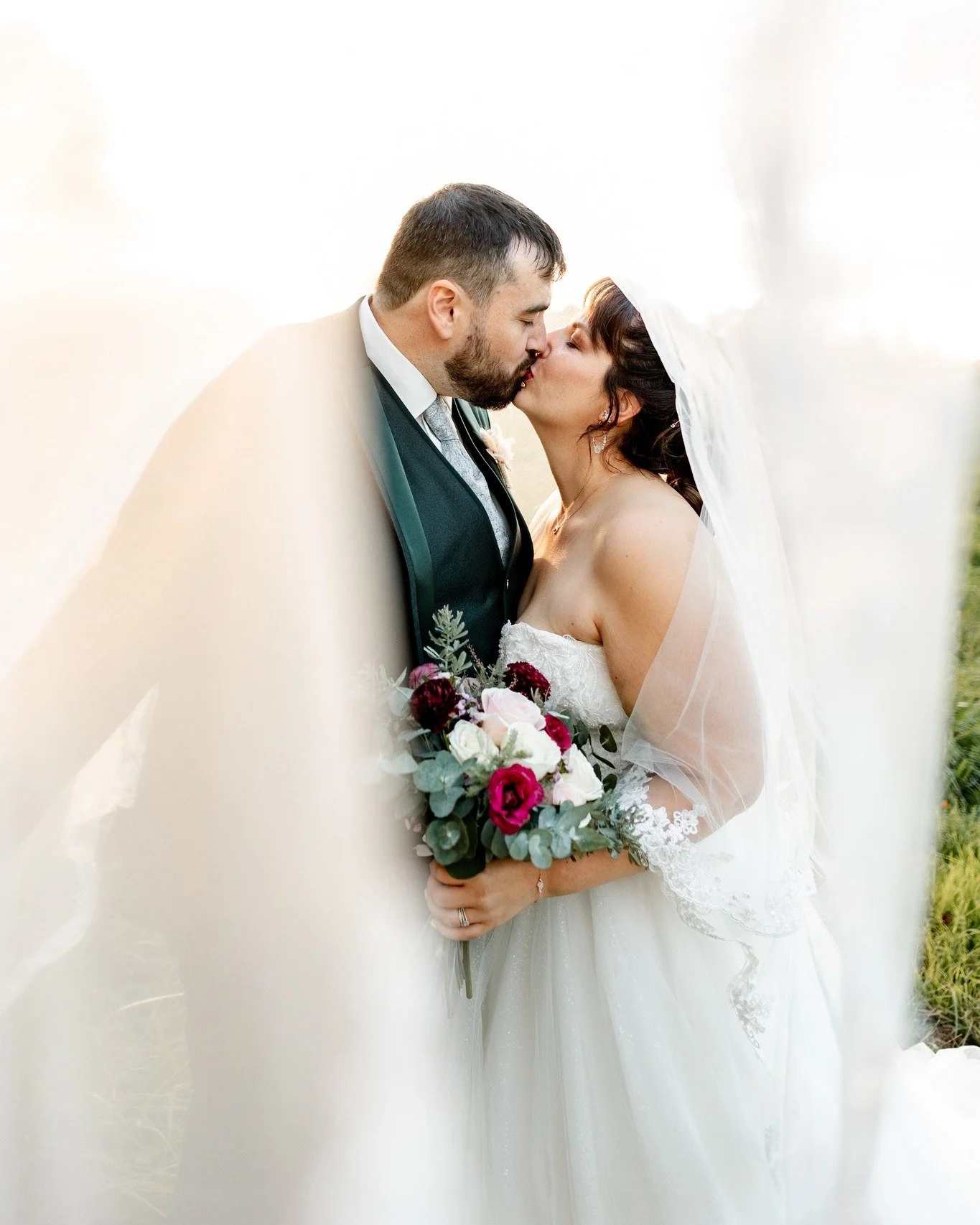 Quand je dis que la plus belle lumi&egrave;re est en octobre... Je ne mens pas ! Ces deux amoureux ont profit&eacute; des derni&egrave;res lueurs du jour comme il se doit 🧡 

Couple, Mariage, Var, Bouquet, Voile