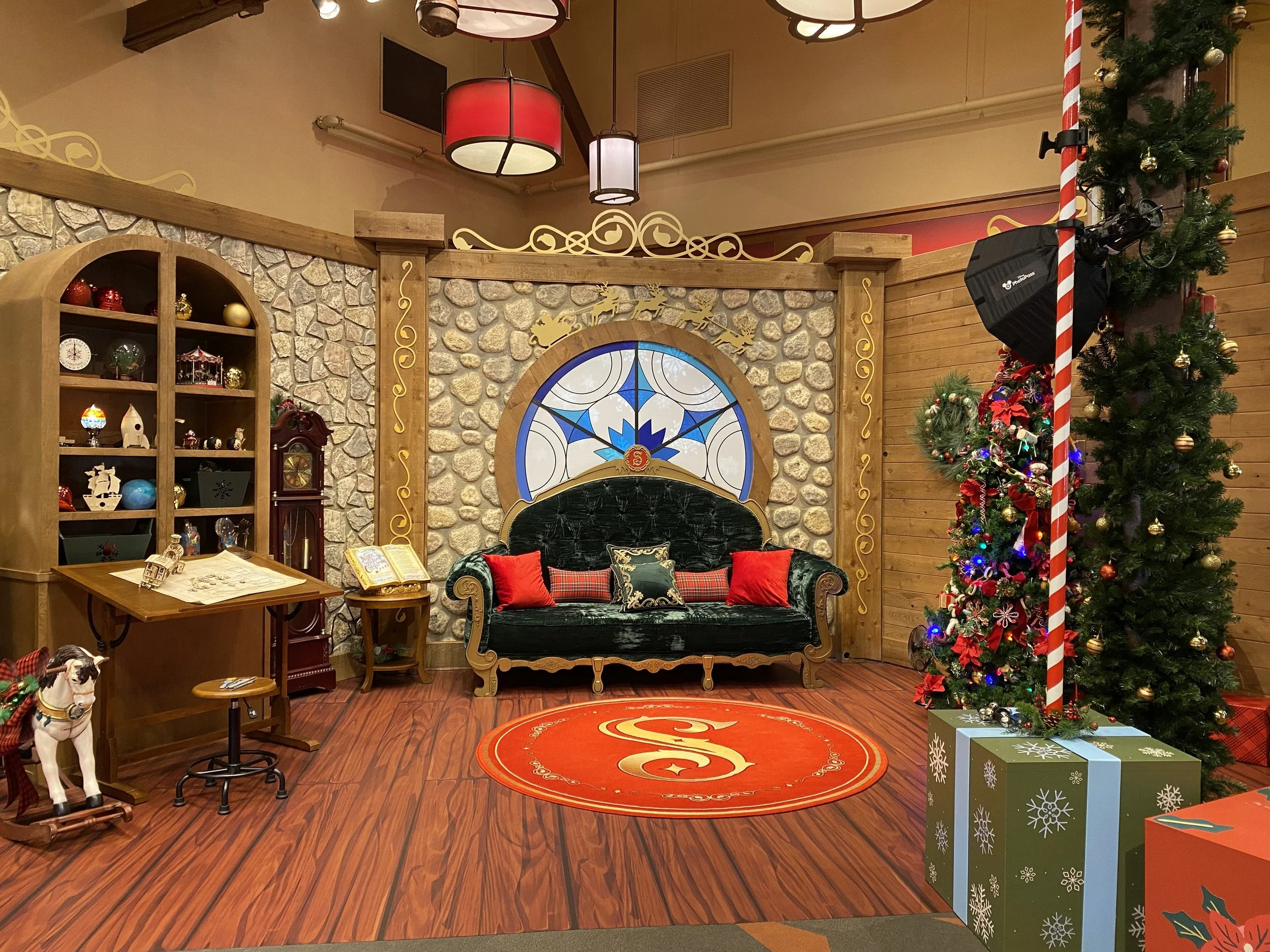 2025 Disney Springs Holidays Santa Set