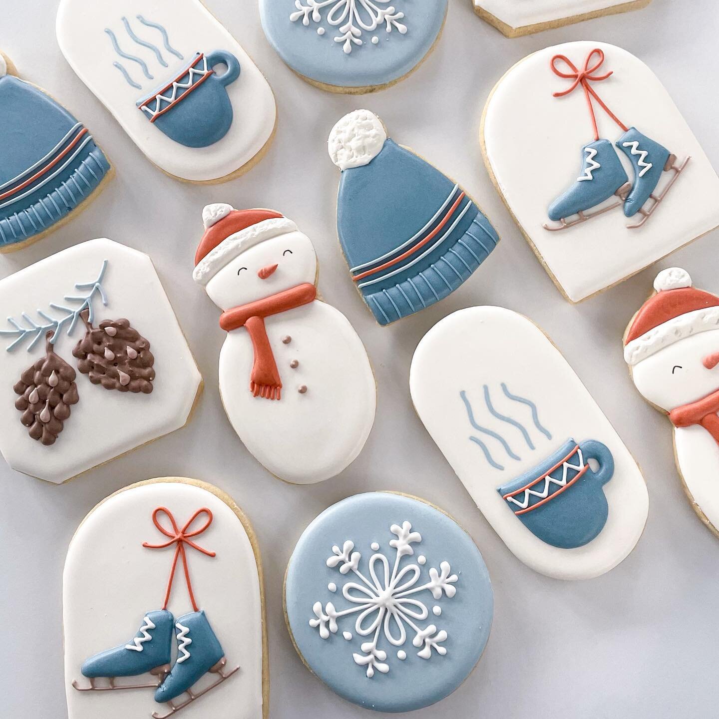 Happy new year, cookie friends! Wintery cookies for a snowy day ❄️ 

#wintercookies #snowmancookies #decoratedcookies