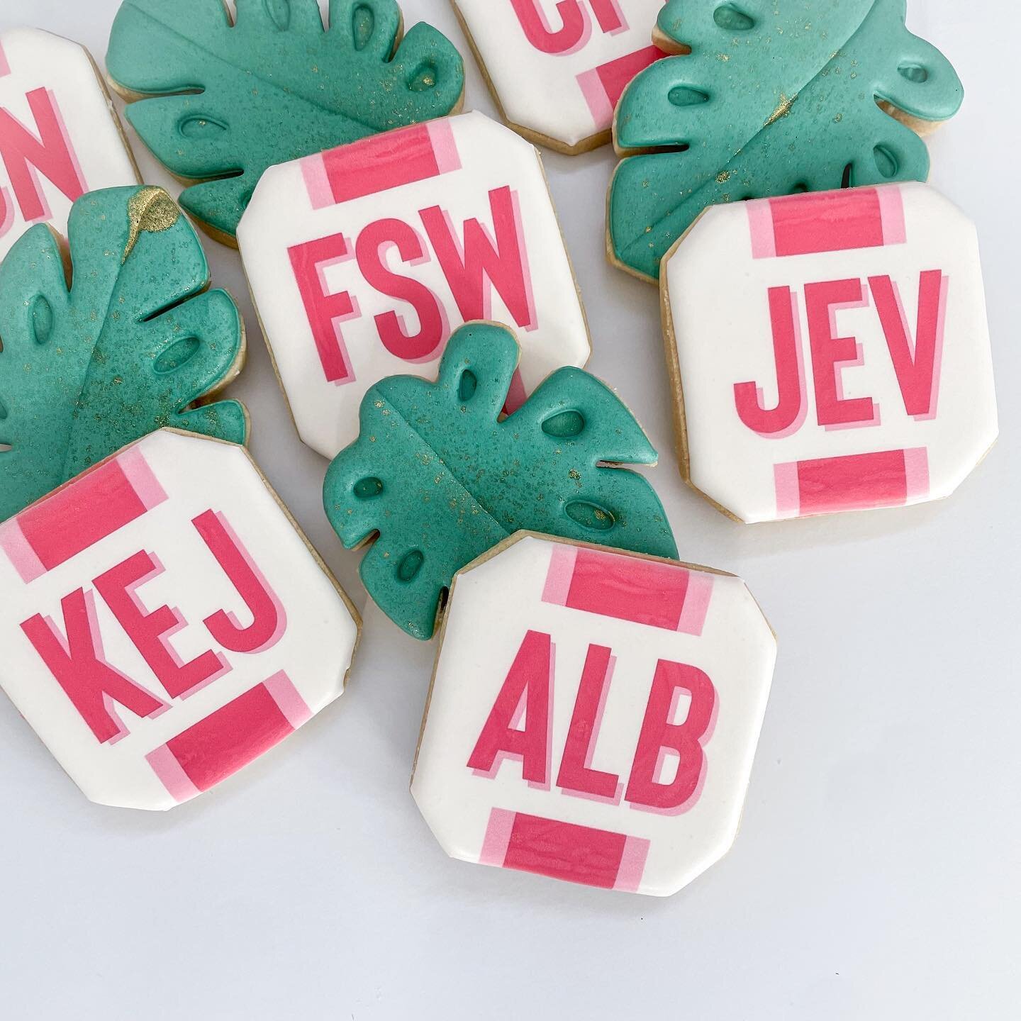 These lucky cookies are heading with a group of bridesmaids to warmer weather! 

#bachelorettecookies #monogramcookies #cookiesofinstagram