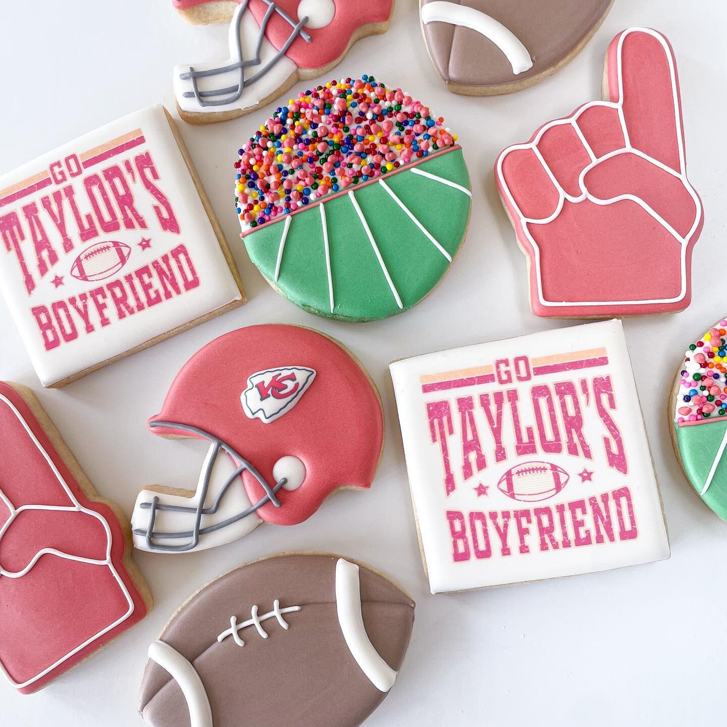 Happy Super Bowl Sunday! 

#superbowlcookies #taylorswiftcookies #footballcookies