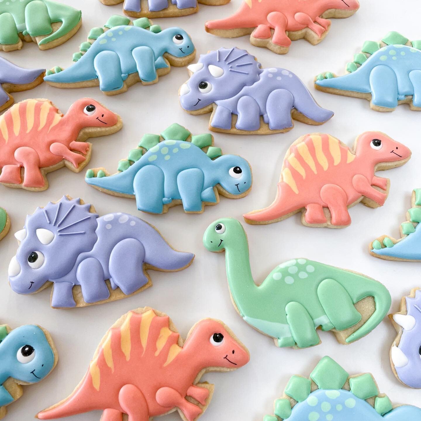 Colorful dinos on parade 🤍

#dinosaurcookies #decoratedcookies
#kidscookies