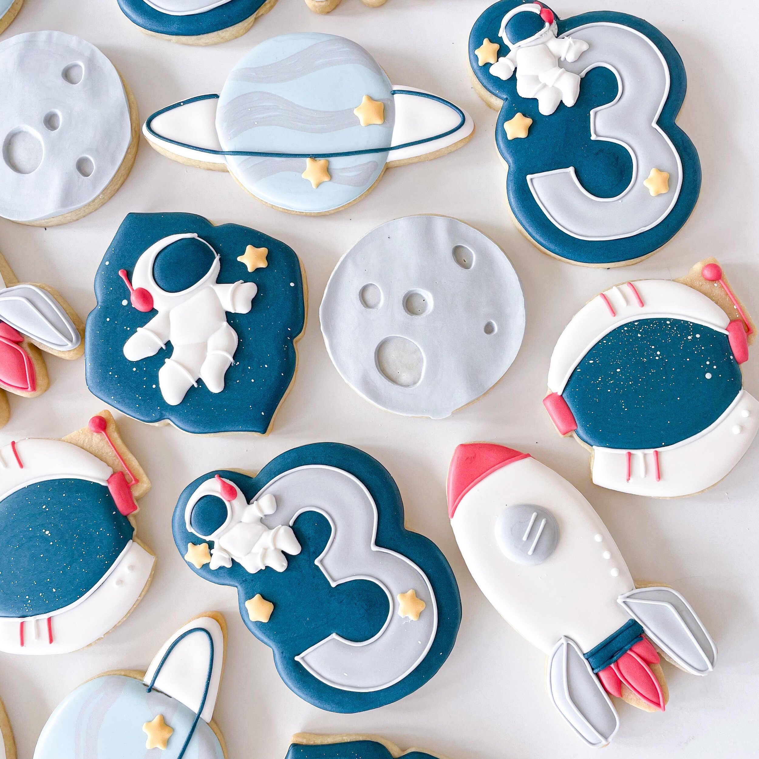 Love this birthday theme 🚀

Thank you to @confettiyeticookies for the cute inspo with the number cookie 

#spacecookies #birthdaycookies #customcookies