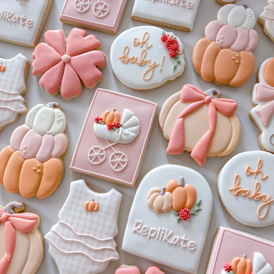 A sweet little pumpkin baby shower with some punchy fall colors. 

And the cutest carriage design by @cowtowncookieco 

#pumpkincookies #babyshowercookies #decoratedcookies #royalicing