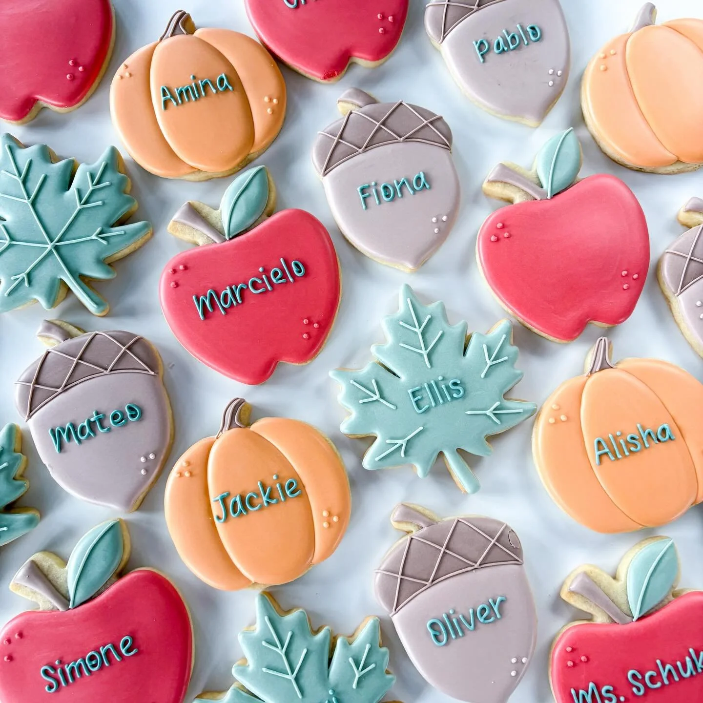 Loved these bright fall colors. Happy Thanksgiving, cookie friends! 

#placecardcookies #fallcookies