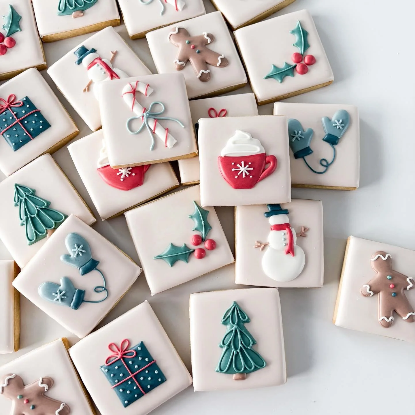 Happy little holiday minis 🌲

#holidaycookies #minicookies #decoratedcookies
