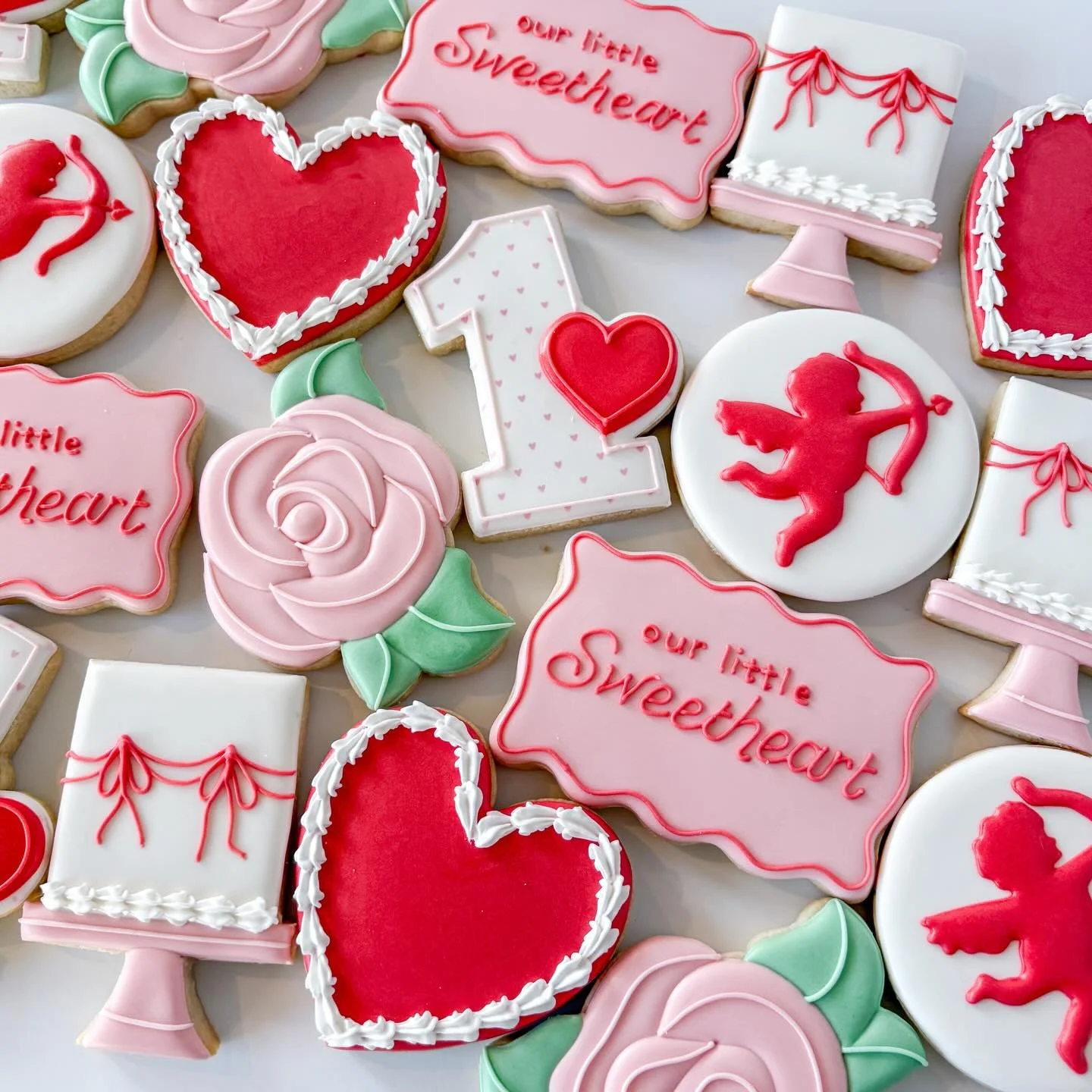 Rounding out a busy and love-filled Valentine&rsquo;s cookie season with this birthday set for a little sweetheart. 💕

#valentinesdaycookies #birthdaycookies #heartcookies #royalicingcookie
