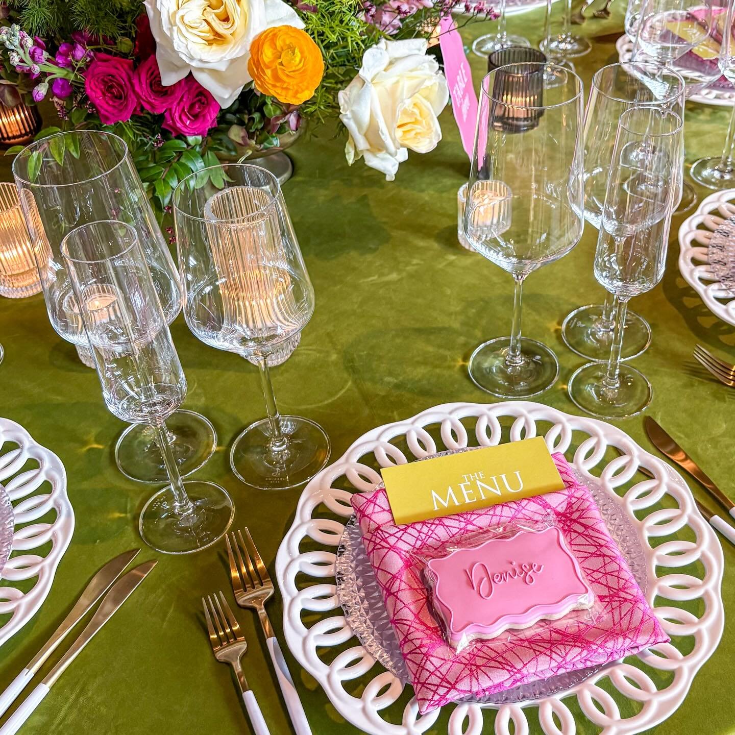 Well that was fun! Thank you Nicole @urbanallureevents for coordinating the most beautiful @northsideweddingwalk last weekend. 

Loved how this collaborative table setting came together at @artifacteventschicago with gorgeous flowers by @flowersbycol