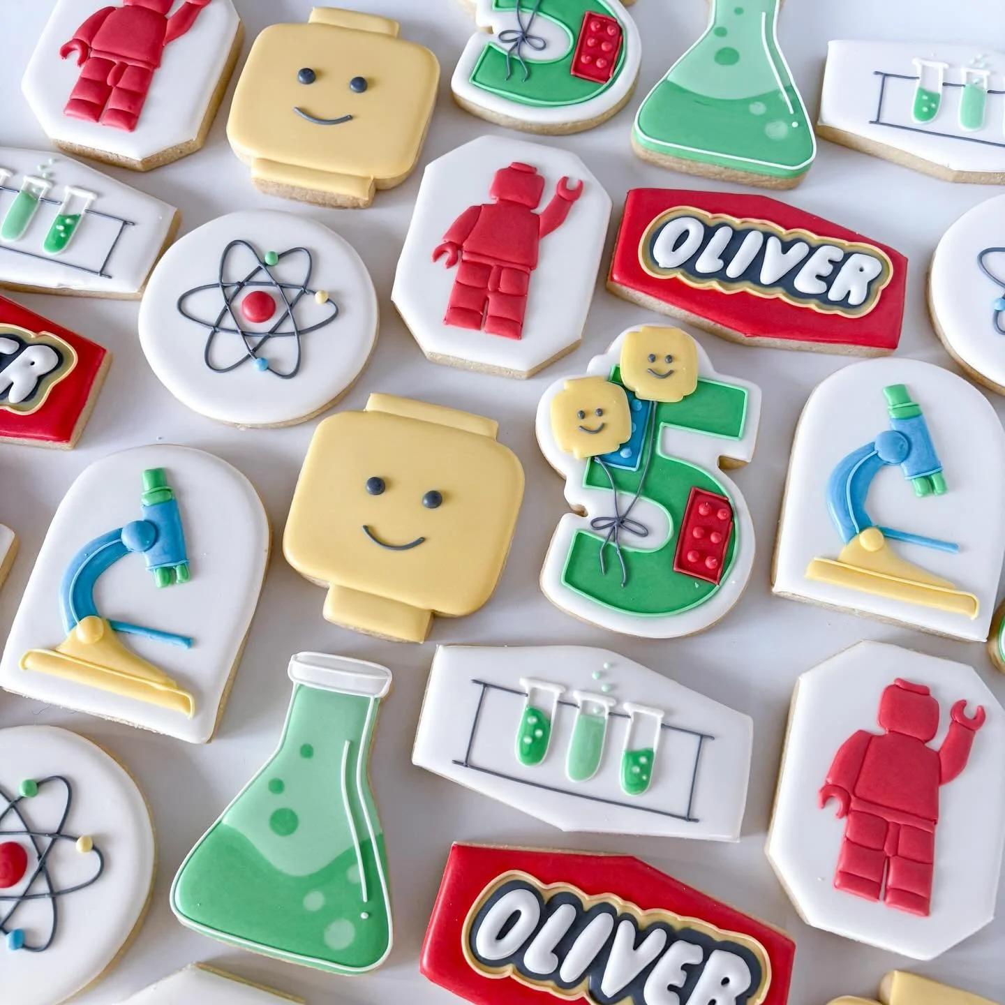 A sweet set for a Lego/science birthday party

#legocookies #sciencecookies #birthdaycookıes #royalicingcookies