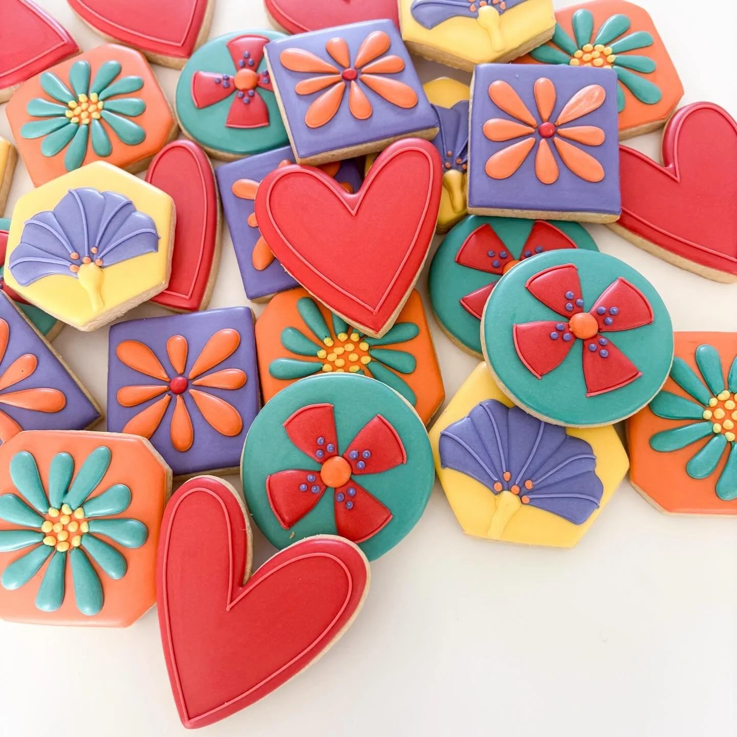 Bold colors and designs inspired by the beautiful fabrics the recipient wears. 

#decoratedcookies