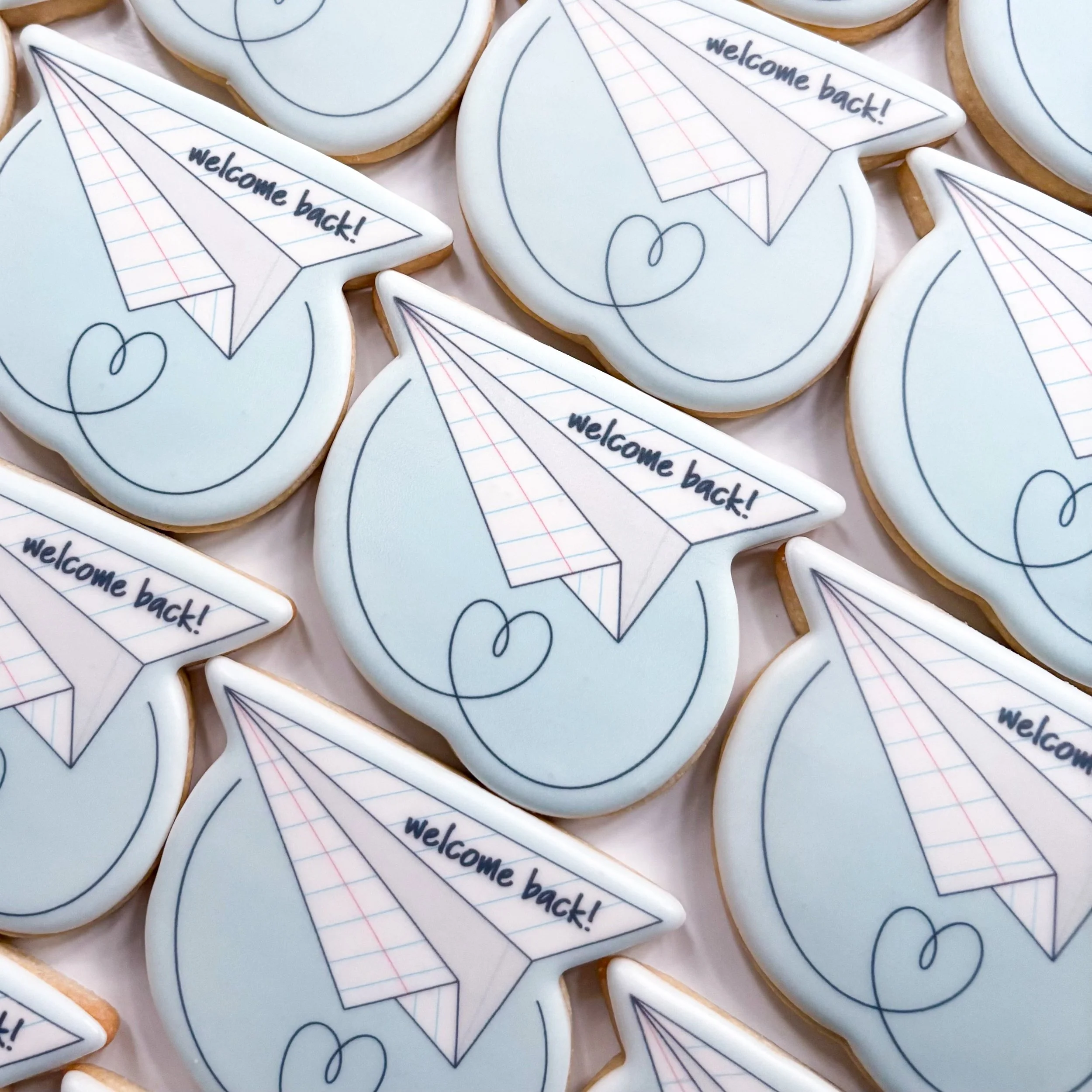 Welcome back to all the kids and teachers starting a new school year!

How cute is this design from @minniescookies with an assist from @eddie_edibleinkprinter ??
