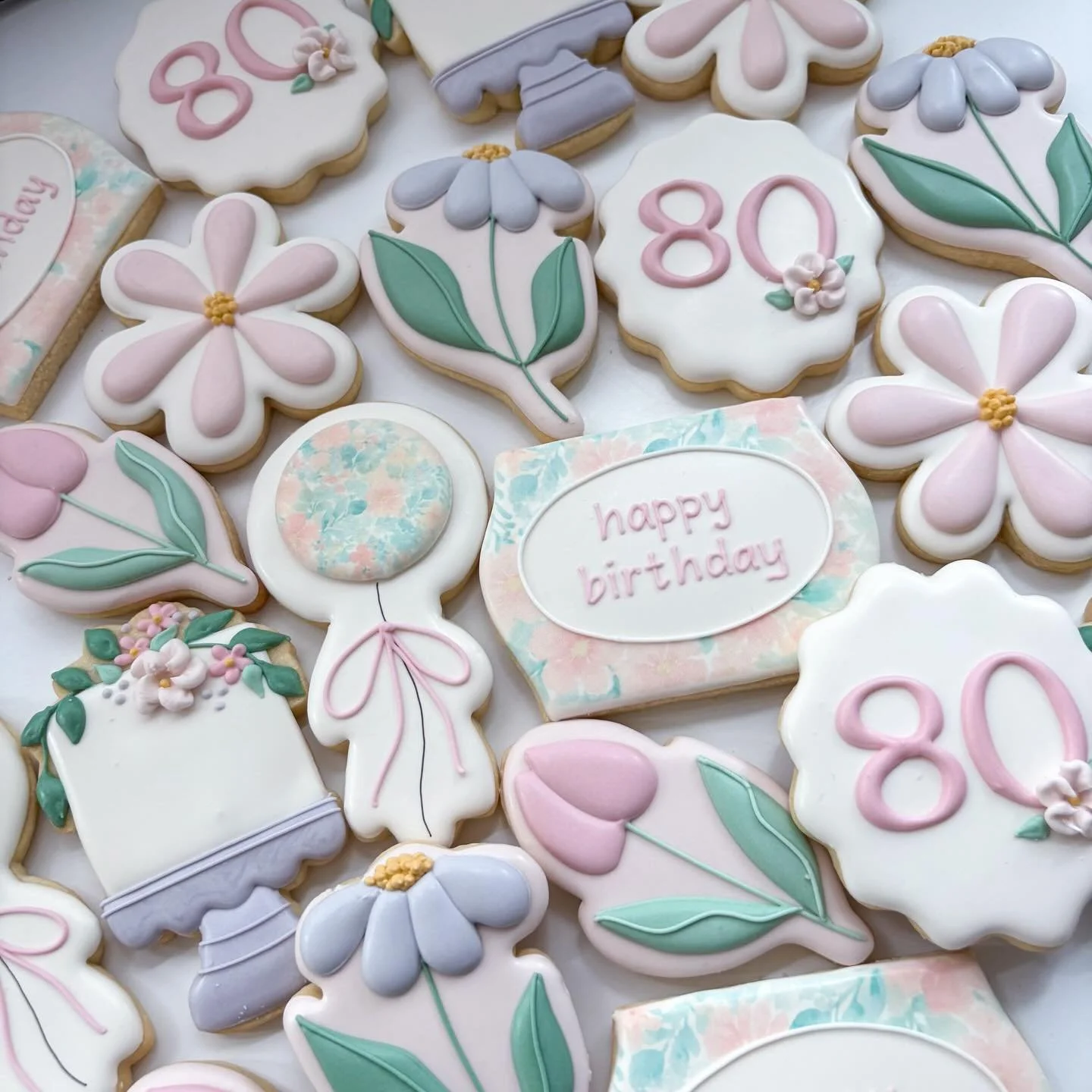 Sharing this sweet Spring set celebrating a milestone birthday 🌸

#birthdaycookies #flowercookies #royalicing