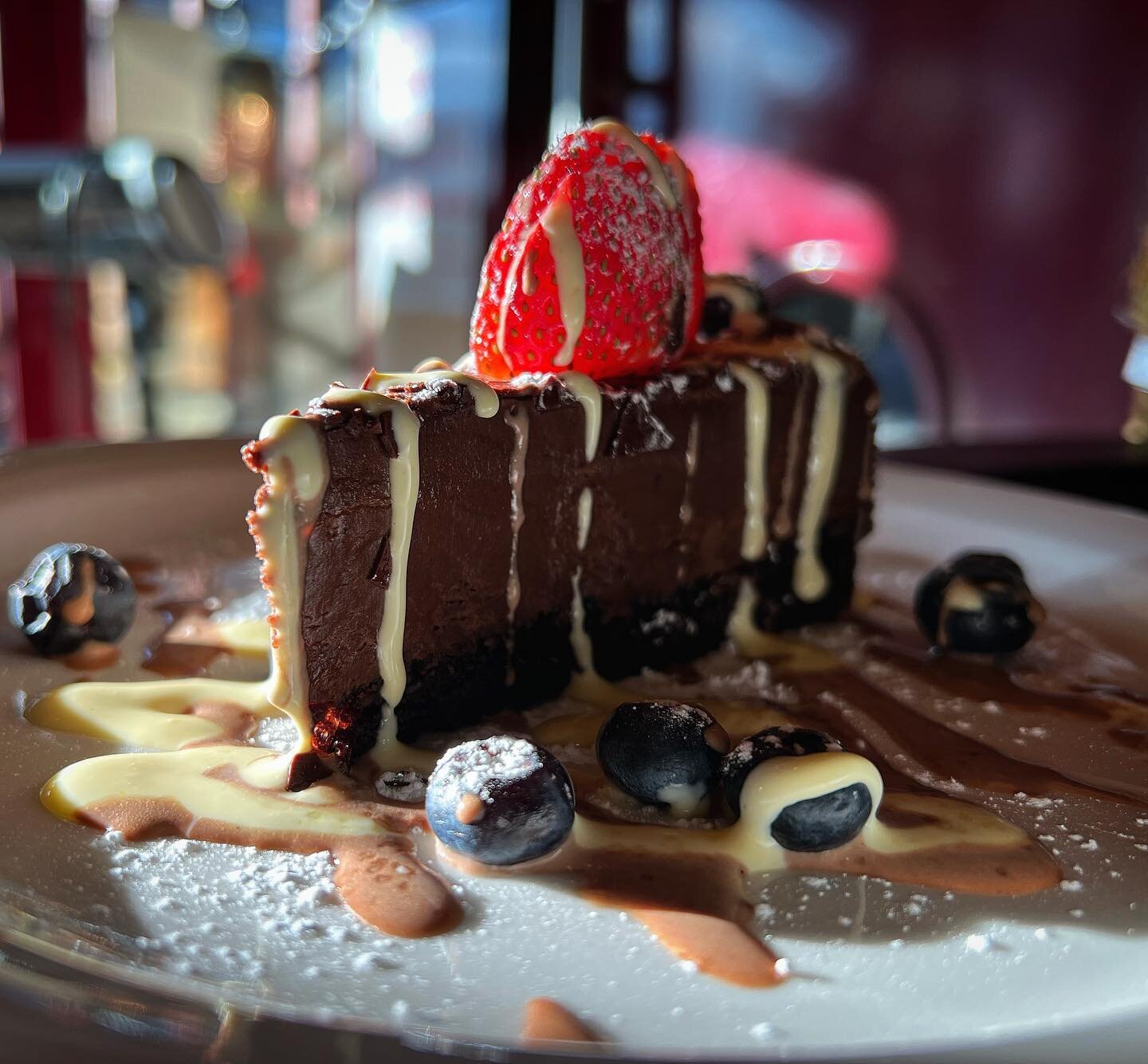 Sweet tooth happiness🤤
Chocolate mousse cake with the perfect harmony of sweetness and chocolate! Match made in heaven 🧚&zwj;♀️ 
&bull;
#bayridge #brooklyn