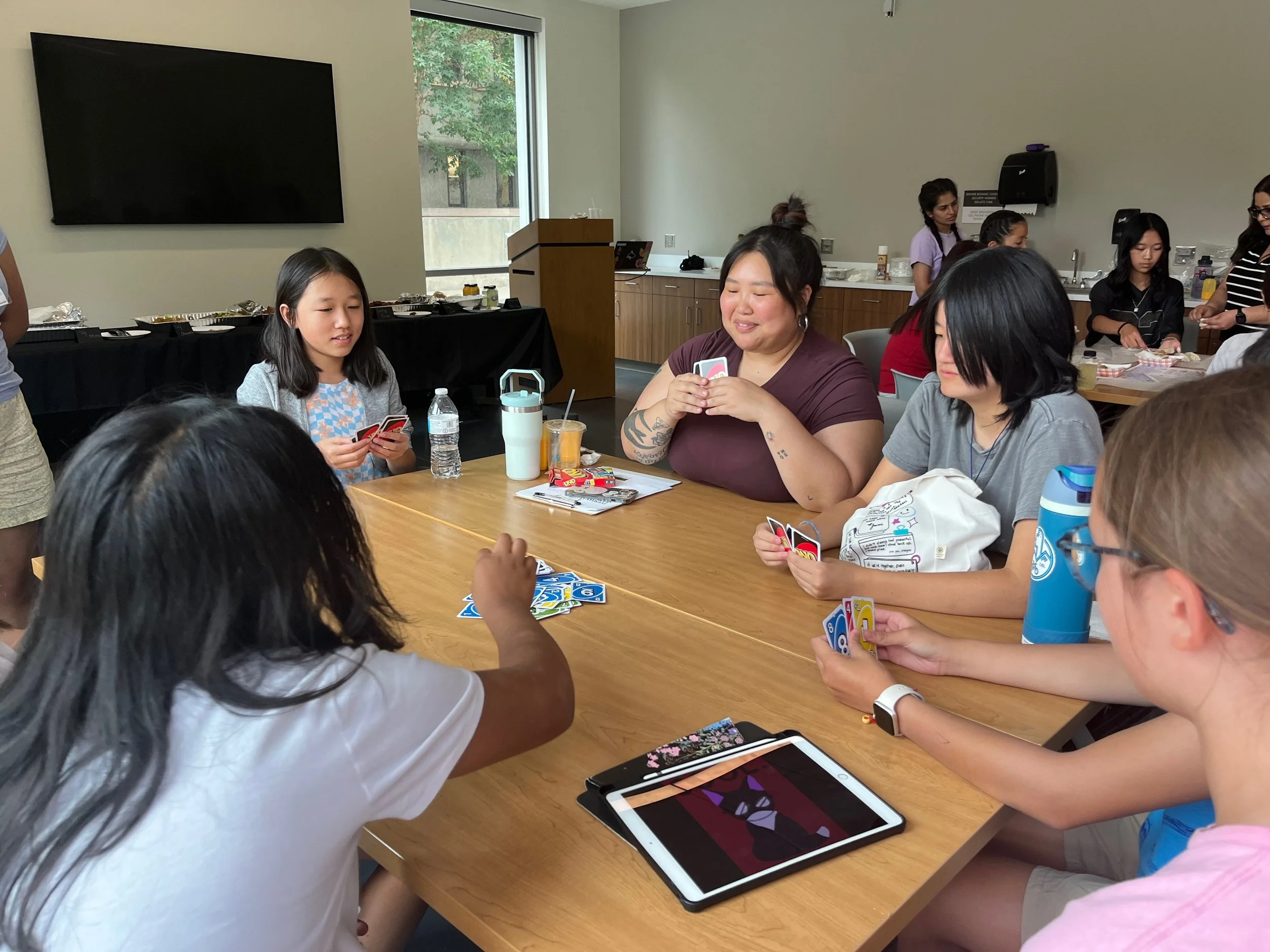 Jihee playing UNO with AGI students