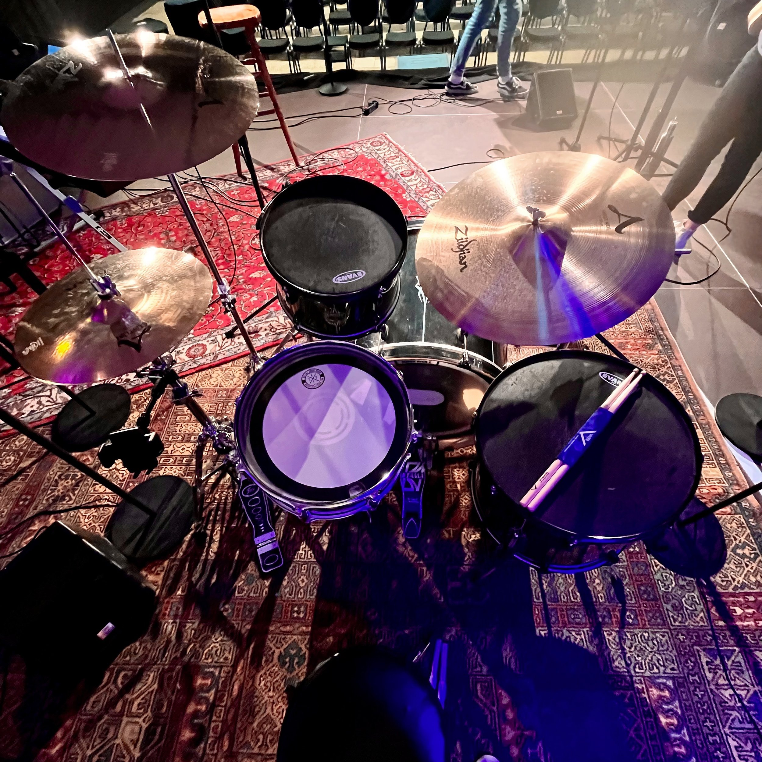 Heutiger Einsatz im @tigtheater 🥁

&mdash;&mdash;&mdash;&mdash;

#schlagzeuger #drumset #live #drummer #vaterdrumsticks #zildjian #bigfatsnaredrum 

@vaterdrumsticks @schlagwerk