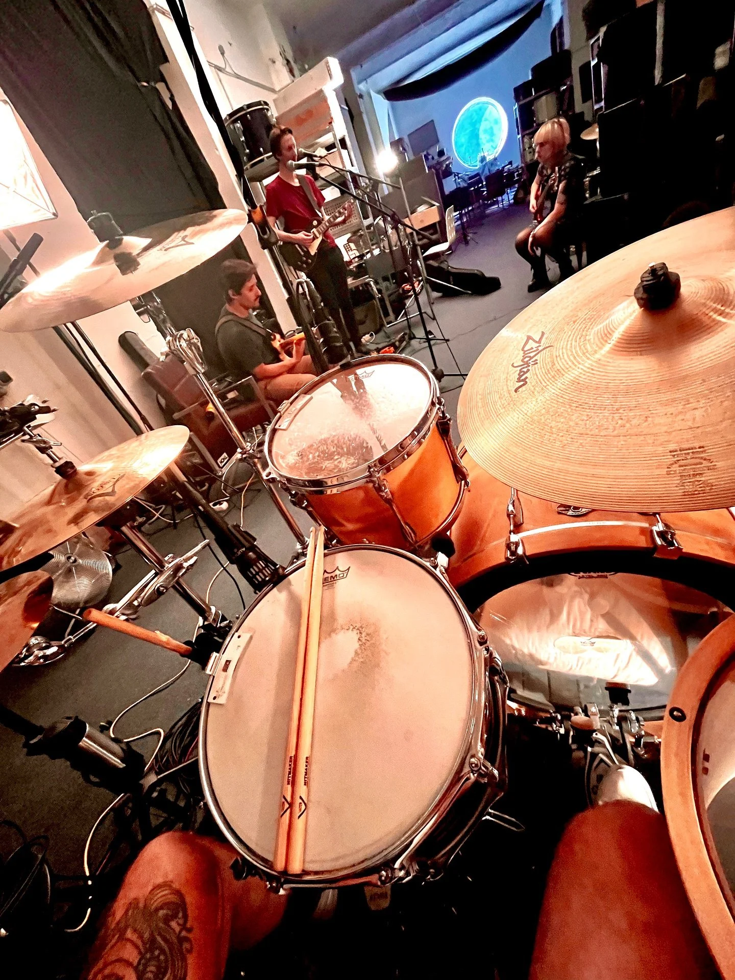 Mit @mikeschband an unserem Live-Set feilen - direkt aus der Drummer Perspektive 🥁🔥

&mdash;&mdash;&mdash;&mdash;

#drummer #drumcam #livedrummer #schlagzeuger #bandprobe @vaterdrumsticks @schlagwerk