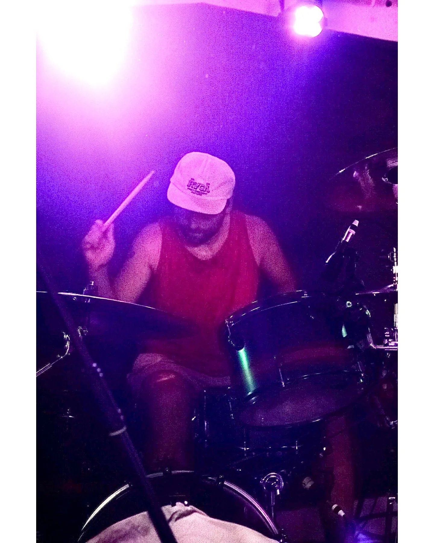 Gestern mit @mikeschband im Wuppertaler @hutmacher_bar die Felle bearbeitet🥁 - danke an @larissa.darling f&uuml;r die Fotos!

&mdash;&mdash;&mdash;&mdash;

#drummer #schlagzeuger #live #wuppertal #liveband #germanpunk #punkmusic @vaterdrumsticks @sc