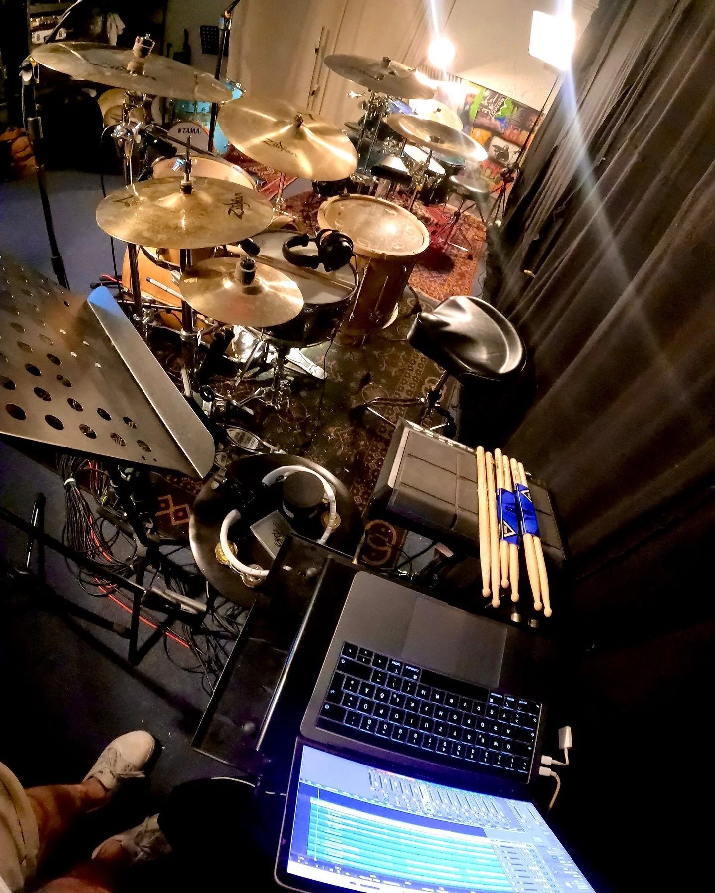 Das Schlagzeug ist nach dem Trip im Wuppertaler Hutmacher wieder aufgebaut ..und nat&uuml;rlich werden diese Woche direkt mit Vollgas neue Drumtracks f&uuml;r @mikeschband Songs recordet🥁

&mdash;&mdash;&mdash;&mdash;-

#drums #drumrecording #punkdr