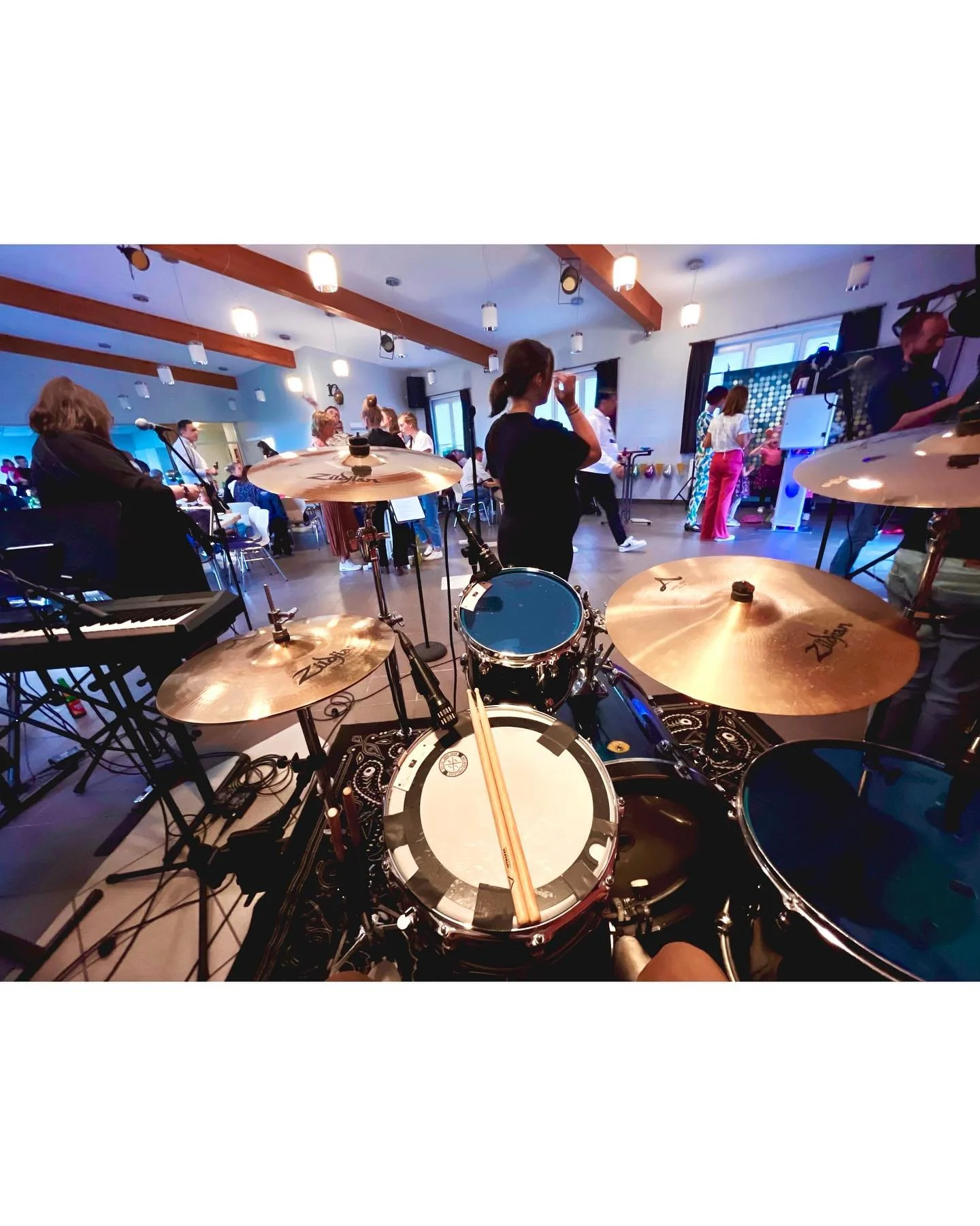 Gestern durfte ich mit @back.and.fill einen besonders intensiven Drum-Einsatz spielen🥁🥁🥁 Insgesamt 3 Sets - es macht immer wieder Spa&szlig;, die Leute zum Tanzen zu bringen. 

&mdash;&mdash;&mdash;&mdash;

#schlagzeuger #drummer #drums #livedrums