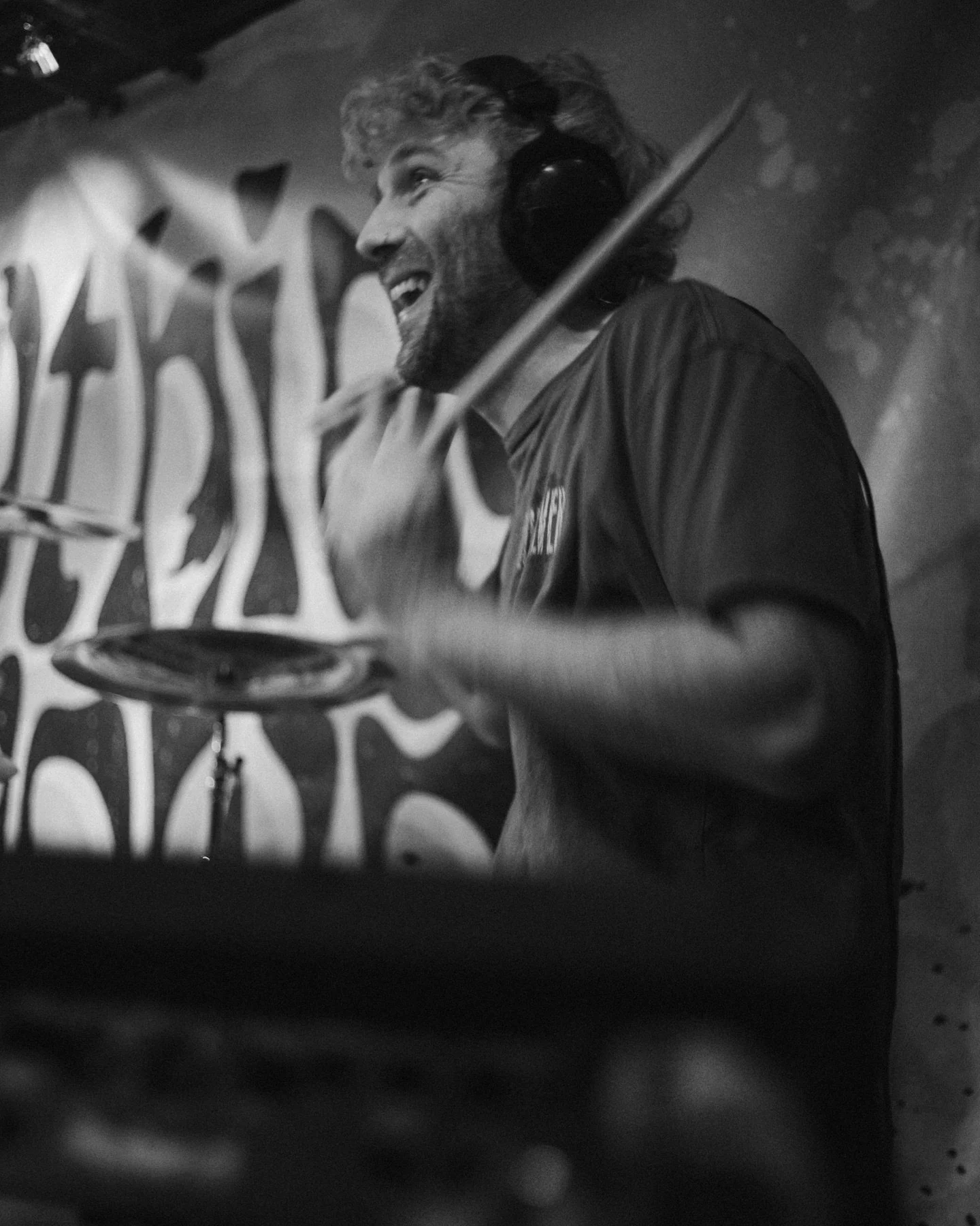 Live mit @thisiseverythingunknown im @lochlochlochlochlochloch in Wuppertal. Eher ein spontaner Einsatz, hat definitiv Spass gemacht!

📸 1: @professoreffect 

&mdash;&mdash;&mdash;&mdash;

#drummer #poppunk #livedrummer 
@vaterdrumsticks @schlagwerk