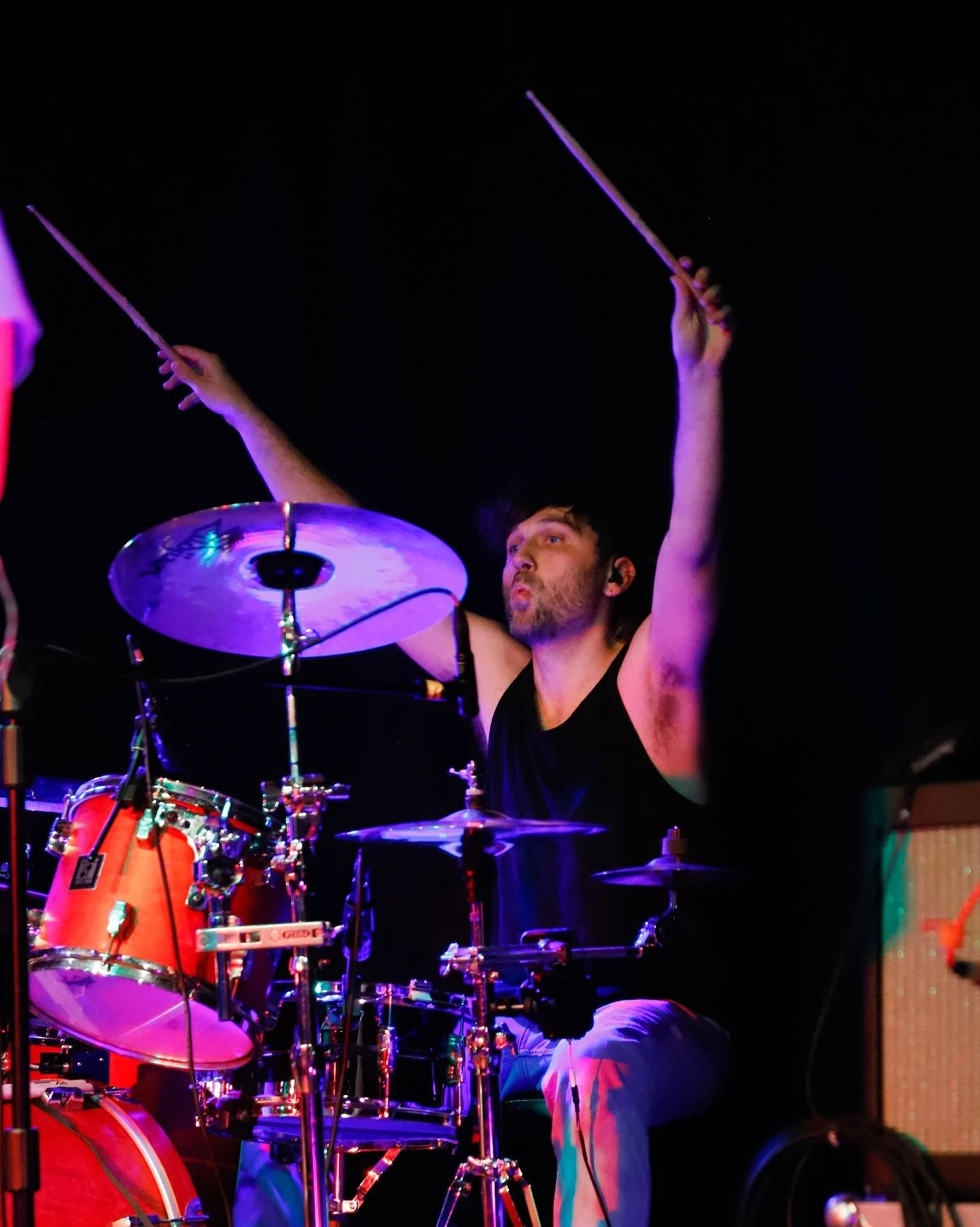 📸: @erik.hennemann 

Live mit @mikeschband 

&mdash;&mdash;&mdash;&mdash;

#drummer #schlagzeuger #livephotography #concertphotos #vaterdrumsticks #livedrummer #concert @vaterdrumsticks @schlagwerk