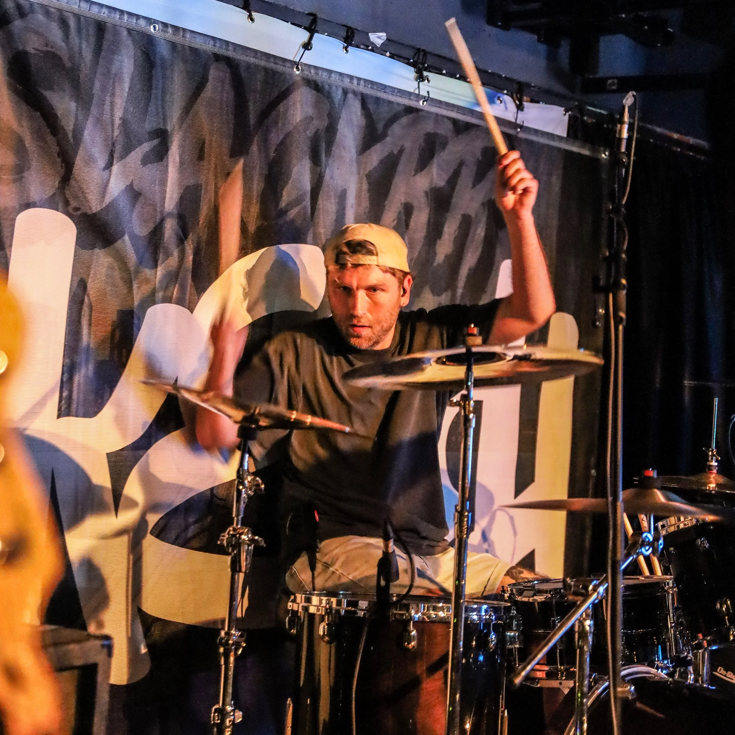 @mikeschband durfte Support f&uuml;r @slackrr_ spielen ⚡️

📸: @erik.hennemann 

&mdash;&mdash;&mdash;&mdash;

#drummer #schlagzeuger #livephotography #livephoto #livephotographer 

@vaterdrumsticks @schlagwerk