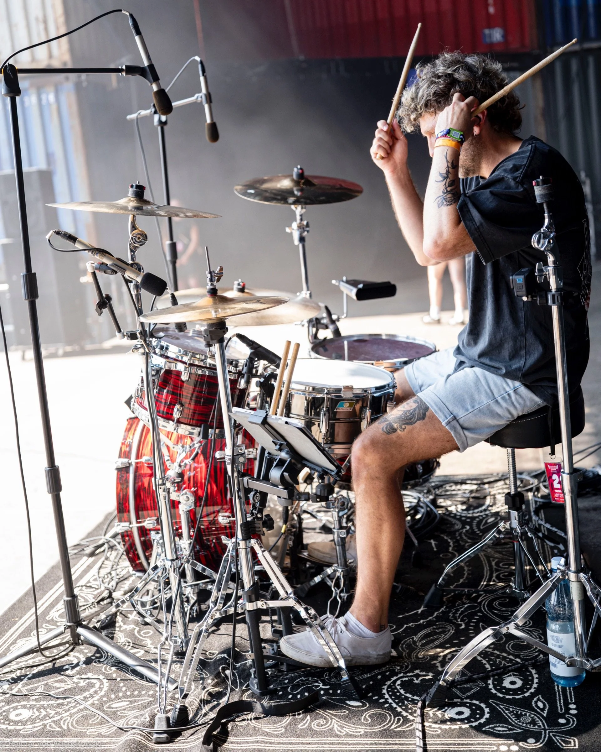 Next stop: VITTFEST 2026 🔥
05. September, Harsemenhusen

Ich freue mich riesig, mit den @ochmoneks_official wieder auf der B&uuml;hne zu stehen! 🥁

📸: @raimarvonwienskowski 

&mdash;&mdash;&mdash;&mdash;

#drummer #vittfest #punkrock 
@vaterdrumst