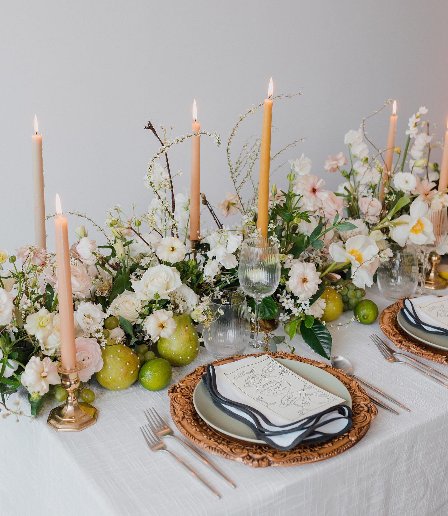 wedding trend: incorporating fruit into your tablescape 🍐what are your thoughts?!

featuring hazel ribbed glassware, vera pressed wood charger, arlo sage dinnerware, sky tapered flatware and wavy scalloped napkin

ALL AVAILABLE FOR RENT AT
www.table