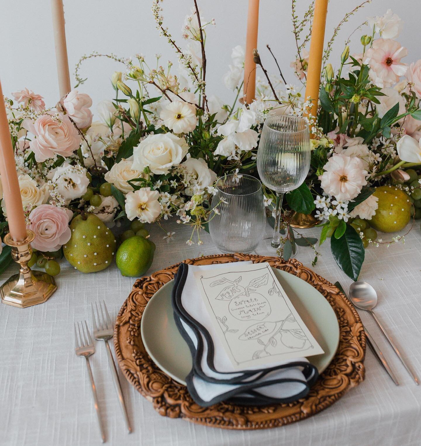 🍐💭

@florist.song 
@mudaricreative 
@sarahjcab 

featuring hazel ribbed glassware, vera pressed wood charger, arlo sage dinnerware, sky tapered flatware and wavy scalloped napkin

ALL AVAILABLE FOR RENT AT
www.tabletalkrentals.com

#newyorkweddings