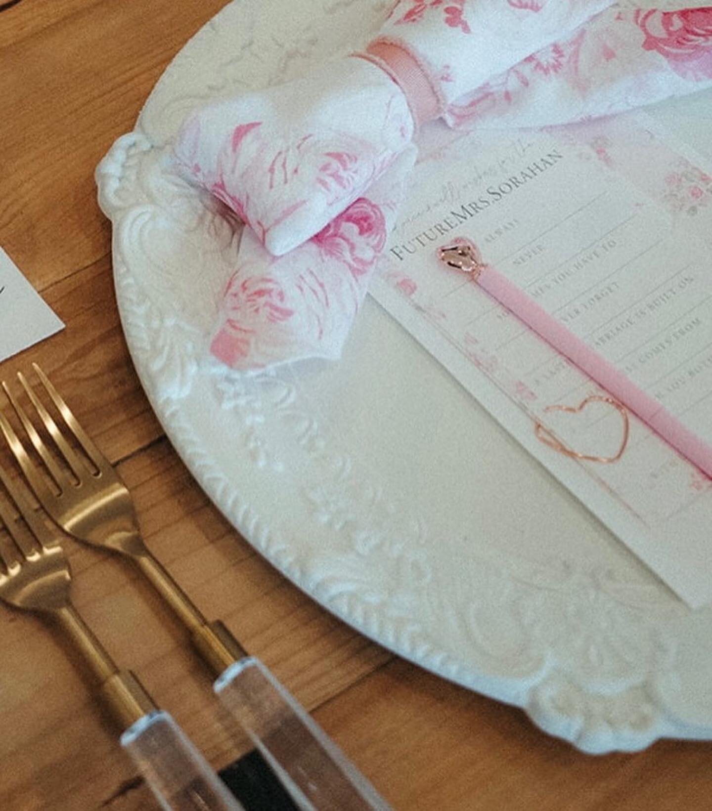 🎀🎀🎀

featuring our ROSE floral napkin, VERA pressed wood charger, LIV acrylic flatware and ELLIE pink vintage goblet

ALL AVAILABLE FOR RENT AT
www.tabletalkrentals.com

@whalersny
@stephanielawrencephoto 

#newyorkweddings #longislandwedding #tab