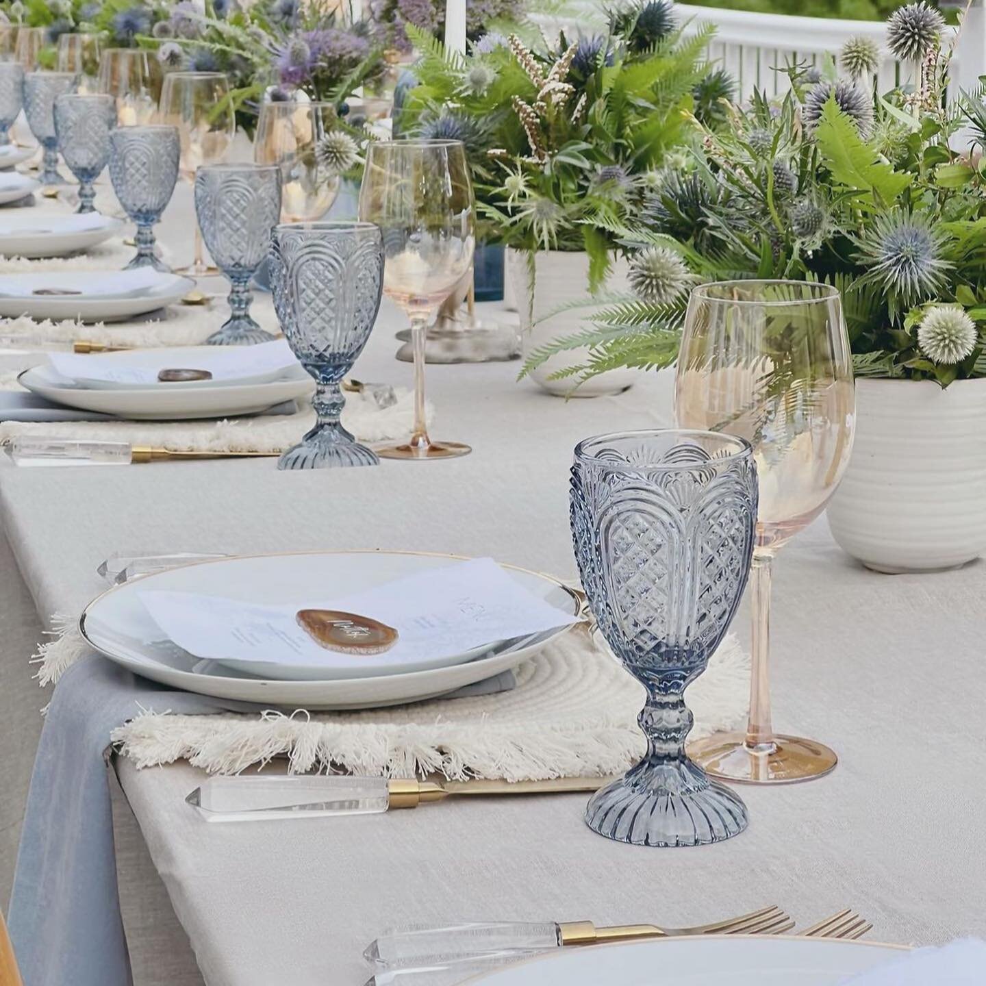 dinner in the Hamptons 🐚

Planning &amp; Design @nowyoucelebrate.events 

featuring sloan amber glassware, capri goblet in blue, isla fringe charger mat in ivory, kate gold rim dinnerware, liv acrylic gold flatware and velvet napkin in blue. 

ALL A