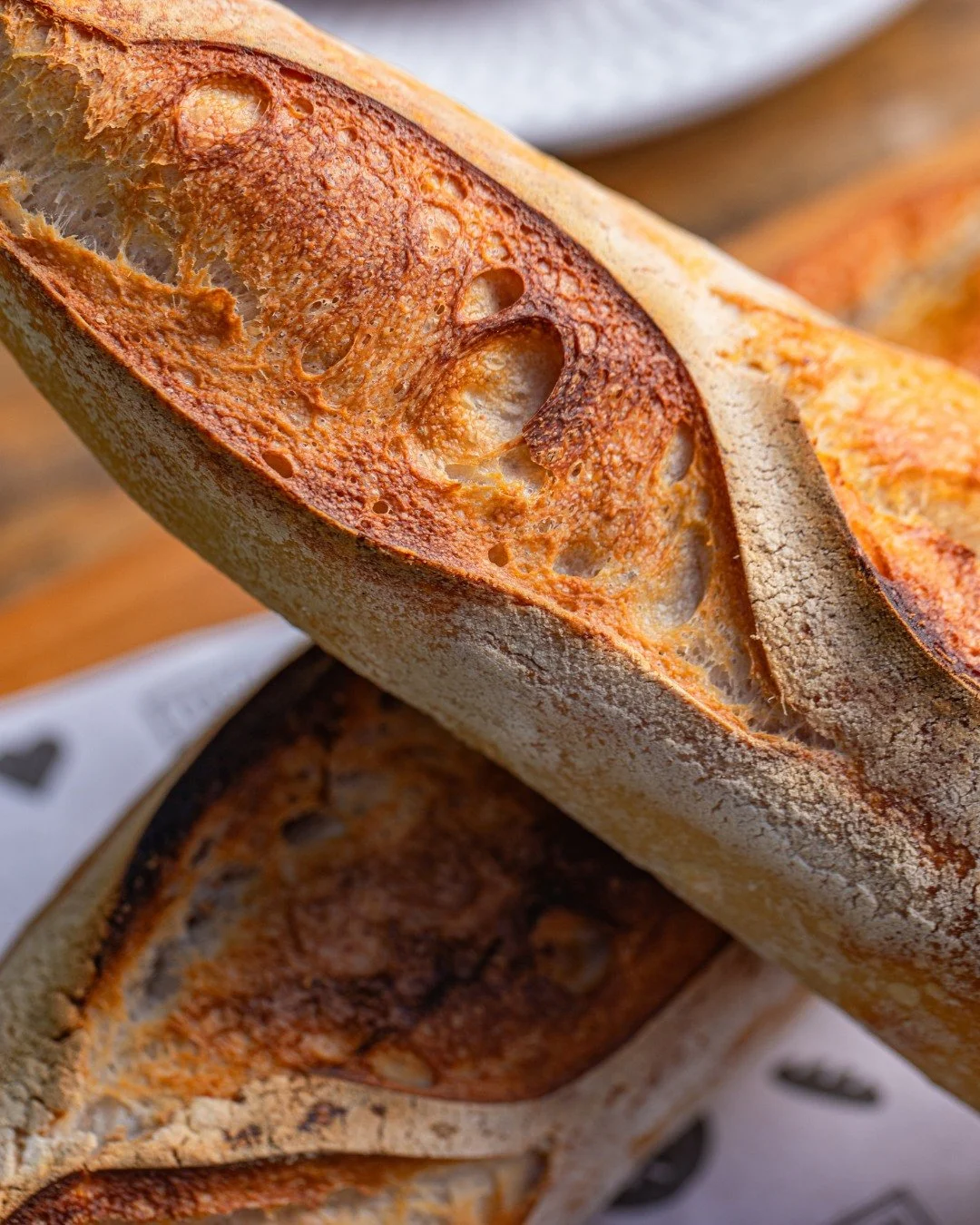Baguette quentinha saindo do forno&hellip; quem aguenta? 🥖✨
A casquinha crocante t&aacute; no ponto e s&oacute; esperando uma manteiga.

Lojinha t&aacute; on! 

📍Rua Paula Ney, 298 - Vila Mariana, SP

#compremp&atilde;o #padariaartesanal #fermentac