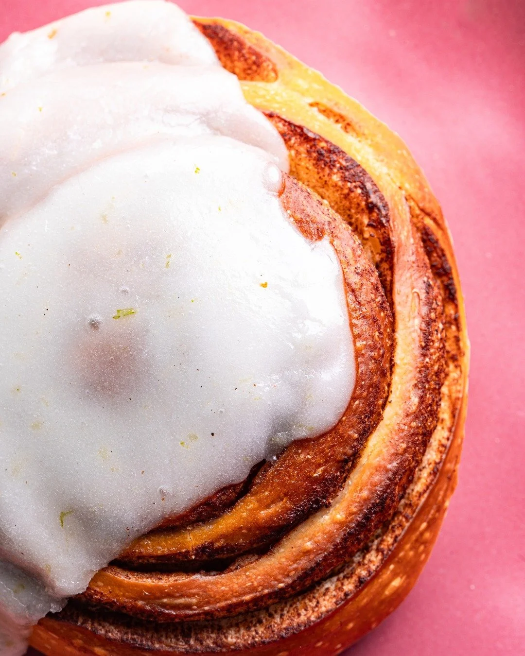 Sabe aquele cheirinho de coisa boa saindo do forno? &Eacute; ele. 🫶

Aviso: dif&iacute;cil comer s&oacute; um.
Cinnamon roll fresquinho liberado na vitrine hoje! 

📍 Rua Paula Ney, 298 - Vila Mariana, SP

#compremp&atilde;o #padariaartesanal #bethb