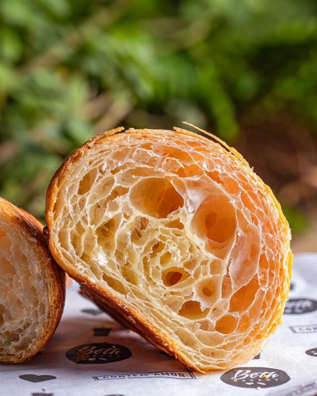 A gente nem ia falar nada.
Mas o croissant saiu bonito, cheiroso, leve.

T&aacute; quentinho, vem pro quintal!

📍Rua Paula Ney, 298 &ndash; Vila Mariana, SP

#compremp&atilde;o #bethbakery #vilamariana #padariaartesanal #croissant