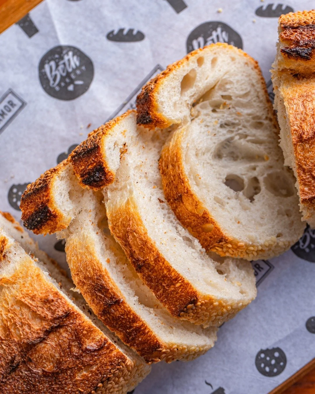 Aqui a gente transforma farinha, &aacute;gua e teimosia em p&atilde;o com casca crocante e miolo macio.

COMPREM P&Atilde;O! 🍞

📍Rua Paula Ney, 298 &ndash; Vila Mariana, SP

#compremp&atilde;o #bethbakery #padariaartesanal #fermentacaonatural #vila