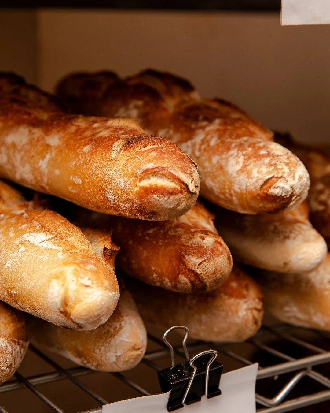 Elas saem do forno douradas, cheirosas e com aquela casca que avisa:
o miolo t&aacute; no ponto.
Nossa baguette &eacute; daquelas que voc&ecirc; leva uma e depois volta pra buscar duas.

📍Rua Paula Ney, 298 &ndash; Vila Mariana, SP

#bethbakery #bag