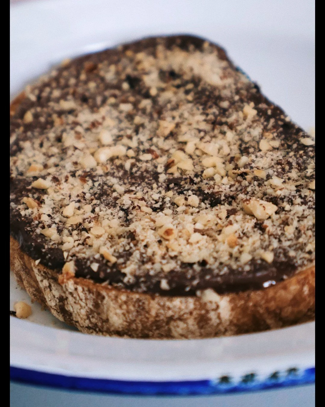 fatia de sourdough, creme de avel&atilde; de verdade (e sem lactose para os intolerantes como eu), docinha na medida certa, com uns pedacinhos de avel&atilde; por cima pra dar um tchans.

sempre no card&aacute;pio, sempre deixando a gente com &aacute