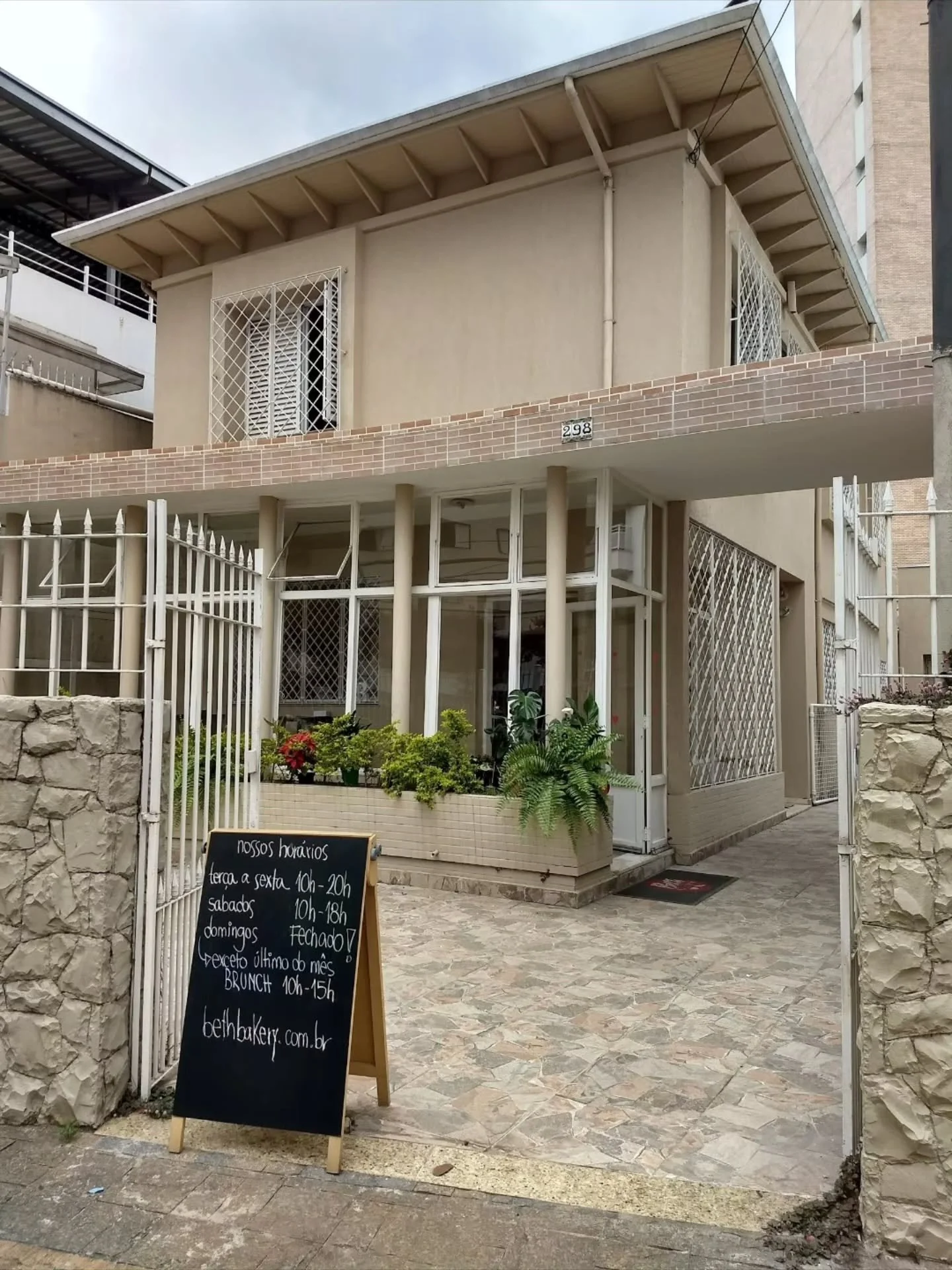 No dia 30 de novembro de 2017 est&aacute;vamos nos mudando, daquele meu jeitinho, pra esta casa. N&atilde;o tinha forno, n&atilde;o tinha m&oacute;veis, n&atilde;o tinha nada, mas tinha muita vontade de fazer acontecer, sair daquele buraco quente sem