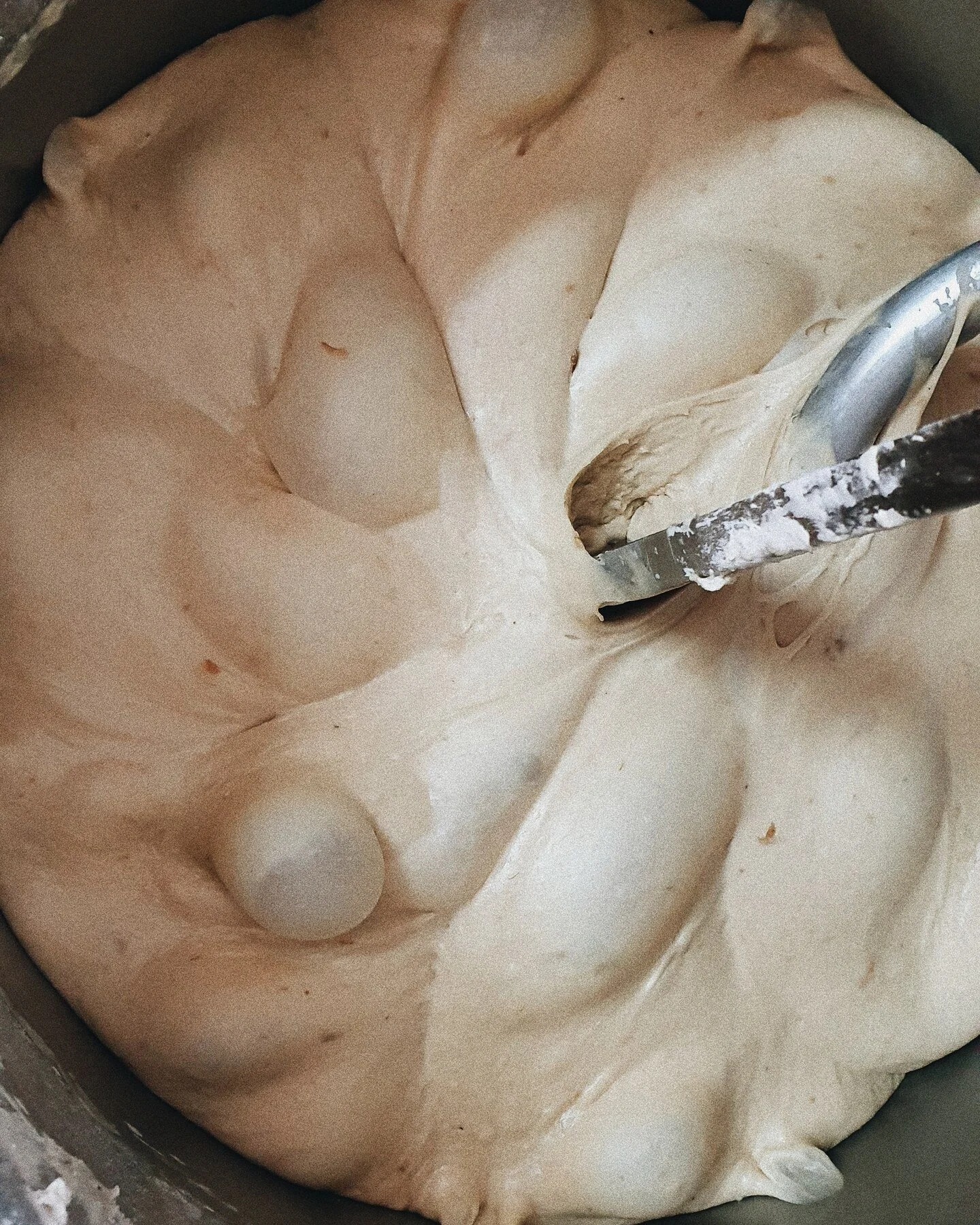 A gente na correria desses dias e ainda deu tempo de fazer uma fornada de p&atilde;o de cebola caramelizada, acredita? Saindo do forno daqui a pouco pra matar as vontades de quem t&aacute; com saudade. 

🏠 Lojinha aberta sempre de ter&ccedil;a a s&a