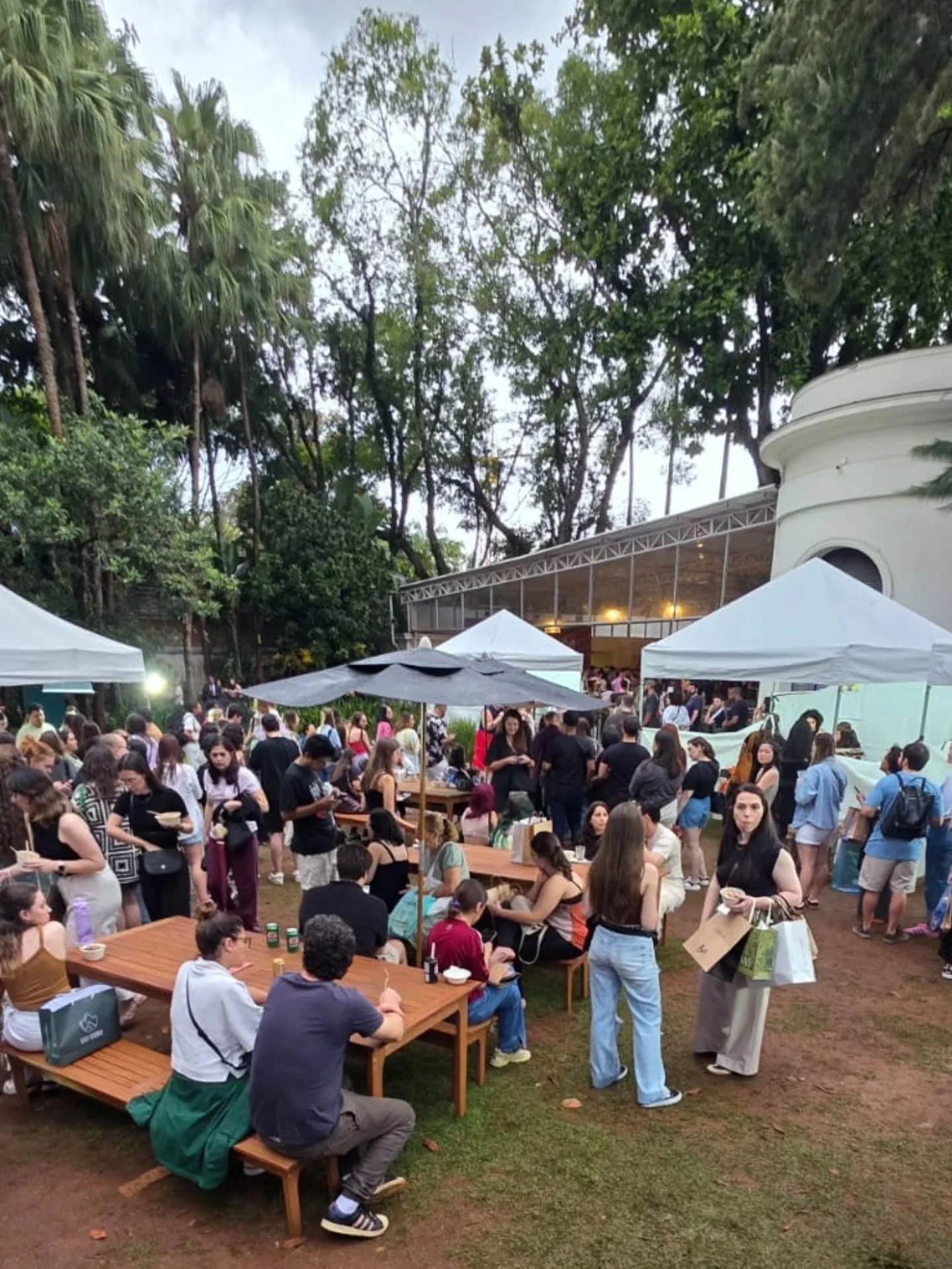 Se algu&eacute;m tinha a menor d&uacute;vida que tudo o que @maqui.nobrega e @karolpinheiro inventam &eacute; sucesso, hoje provamos que todo sucesso do mundo &eacute; pouco. Essa primeira Feira @yayproducoes nem acabou e a energia desse lugar, dessa